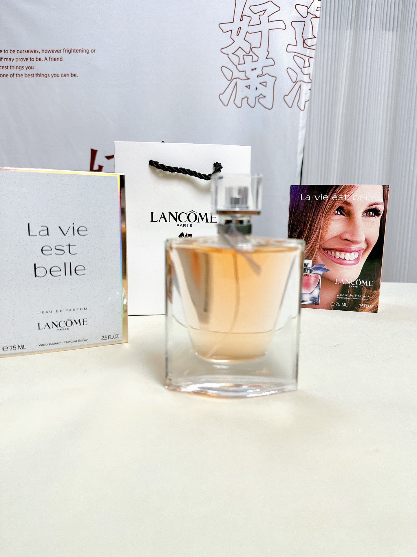💰65
渠道货源，LANCÔME 兰蔻美丽人生香水100ml，配专柜手提袋。每只带有防伪贴，支持扫码。整体闻起来温柔低调，大气从容的感觉，不张扬的香气，妥妥的女神香！前调有点冲，黑加仑加梨的组合给人一种水果糖的感觉，细闻能闻到微甜带有药感的广藿香，但香调还是比较偏甜的。中调鸢尾花是C位，带来了不弱的粉感，跟前调甜甜的果香有些违和。茉莉与橙花更多是陪衬作用，增加了一点点的层次感，中调给人的感觉比较成熟、温柔型的花香甜味。后调变得更加甜了一些，带有奶香甜甜的香草，在混上零陵香豆，甜味比较馥郁且浓烈。
前调：香梨、黑加仑
中调：茉莉、鸢尾花、橙花
后调：广藿香、零陵香豆、香草
（香水拆封不退换）