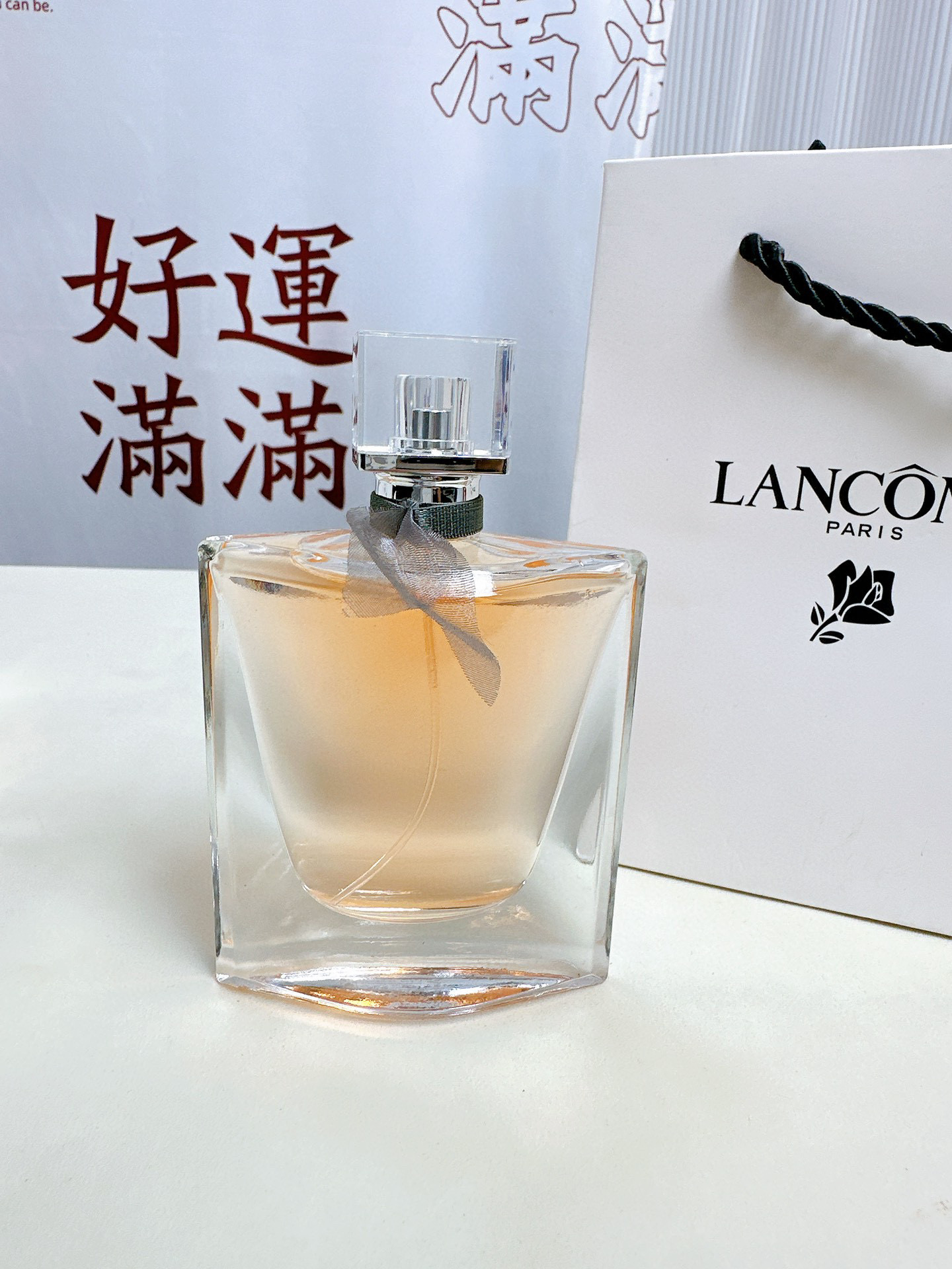 💰65
渠道货源，LANCÔME 兰蔻美丽人生香水100ml，配专柜手提袋。每只带有防伪贴，支持扫码。整体闻起来温柔低调，大气从容的感觉，不张扬的香气，妥妥的女神香！前调有点冲，黑加仑加梨的组合给人一种水果糖的感觉，细闻能闻到微甜带有药感的广藿香，但香调还是比较偏甜的。中调鸢尾花是C位，带来了不弱的粉感，跟前调甜甜的果香有些违和。茉莉与橙花更多是陪衬作用，增加了一点点的层次感，中调给人的感觉比较成熟、温柔型的花香甜味。后调变得更加甜了一些，带有奶香甜甜的香草，在混上零陵香豆，甜味比较馥郁且浓烈。
前调：香梨、黑加仑
中调：茉莉、鸢尾花、橙花
后调：广藿香、零陵香豆、香草
（香水拆封不退换）