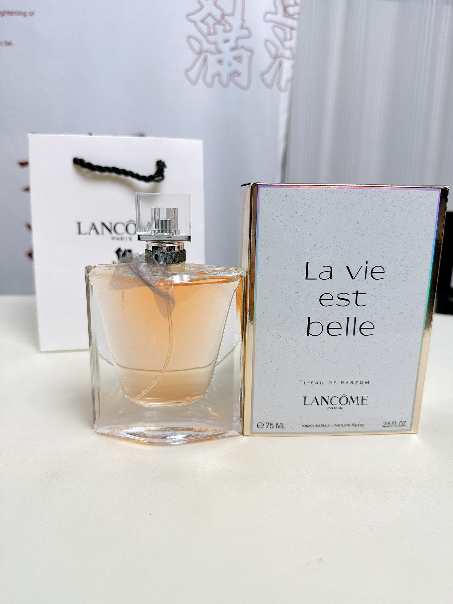 💰65
渠道货源，LANCÔME 兰蔻美丽人生香水100ml，配专柜手提袋。每只带有防伪贴，支持扫码。整体闻起来温柔低调，大气从容的感觉，不张扬的香气，妥妥的女神香！前调有点冲，黑加仑加梨的组合给人一种水果糖的感觉，细闻能闻到微甜带有药感的广藿香，但香调还是比较偏甜的。中调鸢尾花是C位，带来了不弱的粉感，跟前调甜甜的果香有些违和。茉莉与橙花更多是陪衬作用，增加了一点点的层次感，中调给人的感觉比较成熟、温柔型的花香甜味。后调变得更加甜了一些，带有奶香甜甜的香草，在混上零陵香豆，甜味比较馥郁且浓烈。
前调：香梨、黑加仑
中调：茉莉、鸢尾花、橙花
后调：广藿香、零陵香豆、香草
（香水拆封不退换）