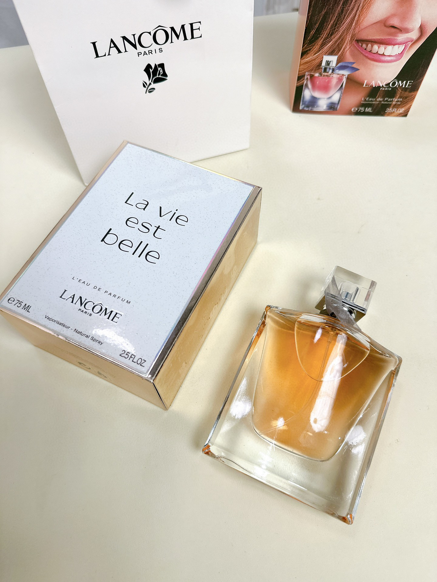 💰65
渠道货源，LANCÔME 兰蔻美丽人生香水100ml，配专柜手提袋。每只带有防伪贴，支持扫码。整体闻起来温柔低调，大气从容的感觉，不张扬的香气，妥妥的女神香！前调有点冲，黑加仑加梨的组合给人一种水果糖的感觉，细闻能闻到微甜带有药感的广藿香，但香调还是比较偏甜的。中调鸢尾花是C位，带来了不弱的粉感，跟前调甜甜的果香有些违和。茉莉与橙花更多是陪衬作用，增加了一点点的层次感，中调给人的感觉比较成熟、温柔型的花香甜味。后调变得更加甜了一些，带有奶香甜甜的香草，在混上零陵香豆，甜味比较馥郁且浓烈。
前调：香梨、黑加仑
中调：茉莉、鸢尾花、橙花
后调：广藿香、零陵香豆、香草
（香水拆封不退换）