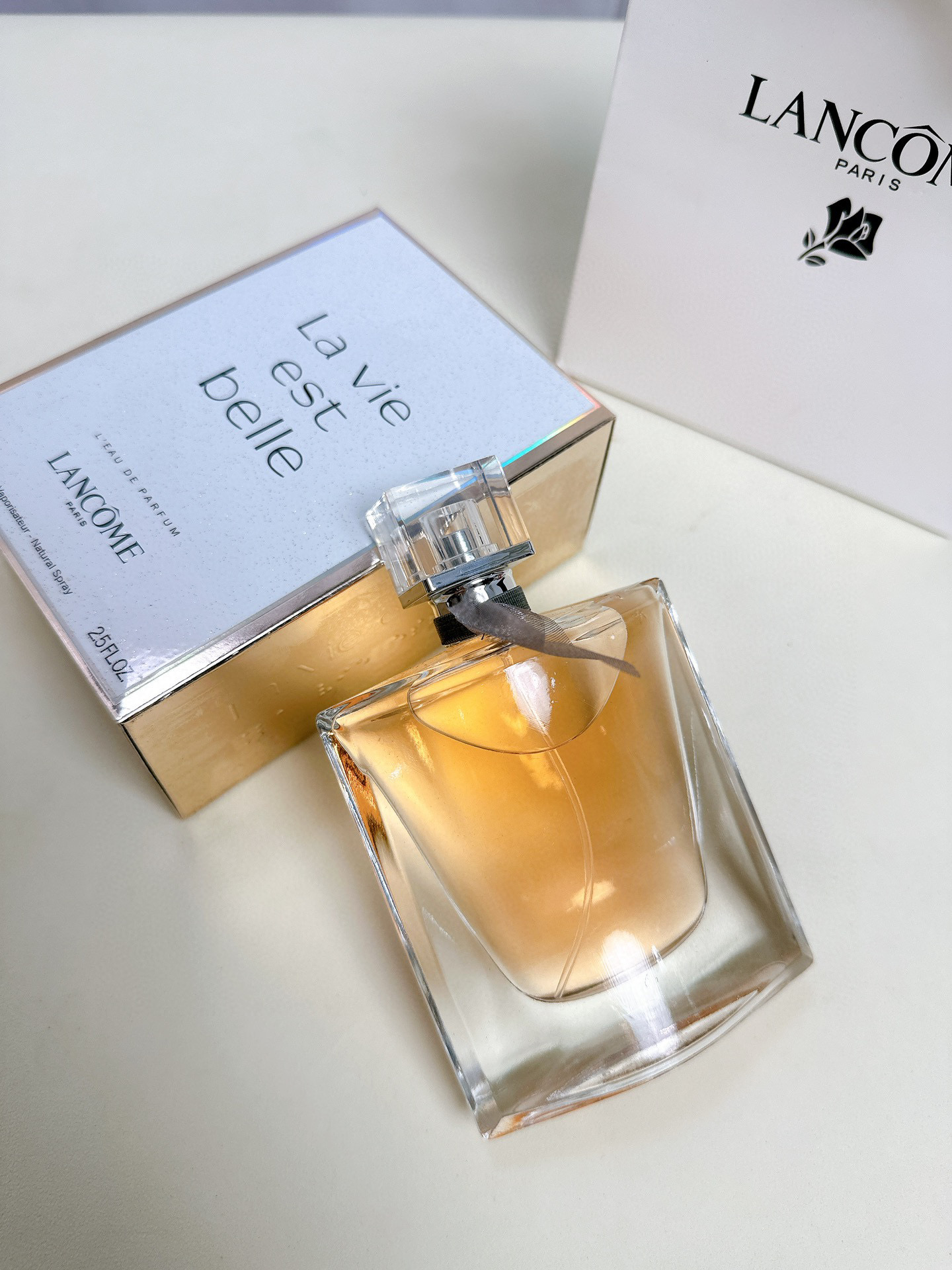 💰65
渠道货源，LANCÔME 兰蔻美丽人生香水100ml，配专柜手提袋。每只带有防伪贴，支持扫码。整体闻起来温柔低调，大气从容的感觉，不张扬的香气，妥妥的女神香！前调有点冲，黑加仑加梨的组合给人一种水果糖的感觉，细闻能闻到微甜带有药感的广藿香，但香调还是比较偏甜的。中调鸢尾花是C位，带来了不弱的粉感，跟前调甜甜的果香有些违和。茉莉与橙花更多是陪衬作用，增加了一点点的层次感，中调给人的感觉比较成熟、温柔型的花香甜味。后调变得更加甜了一些，带有奶香甜甜的香草，在混上零陵香豆，甜味比较馥郁且浓烈。
前调：香梨、黑加仑
中调：茉莉、鸢尾花、橙花
后调：广藿香、零陵香豆、香草
（香水拆封不退换）