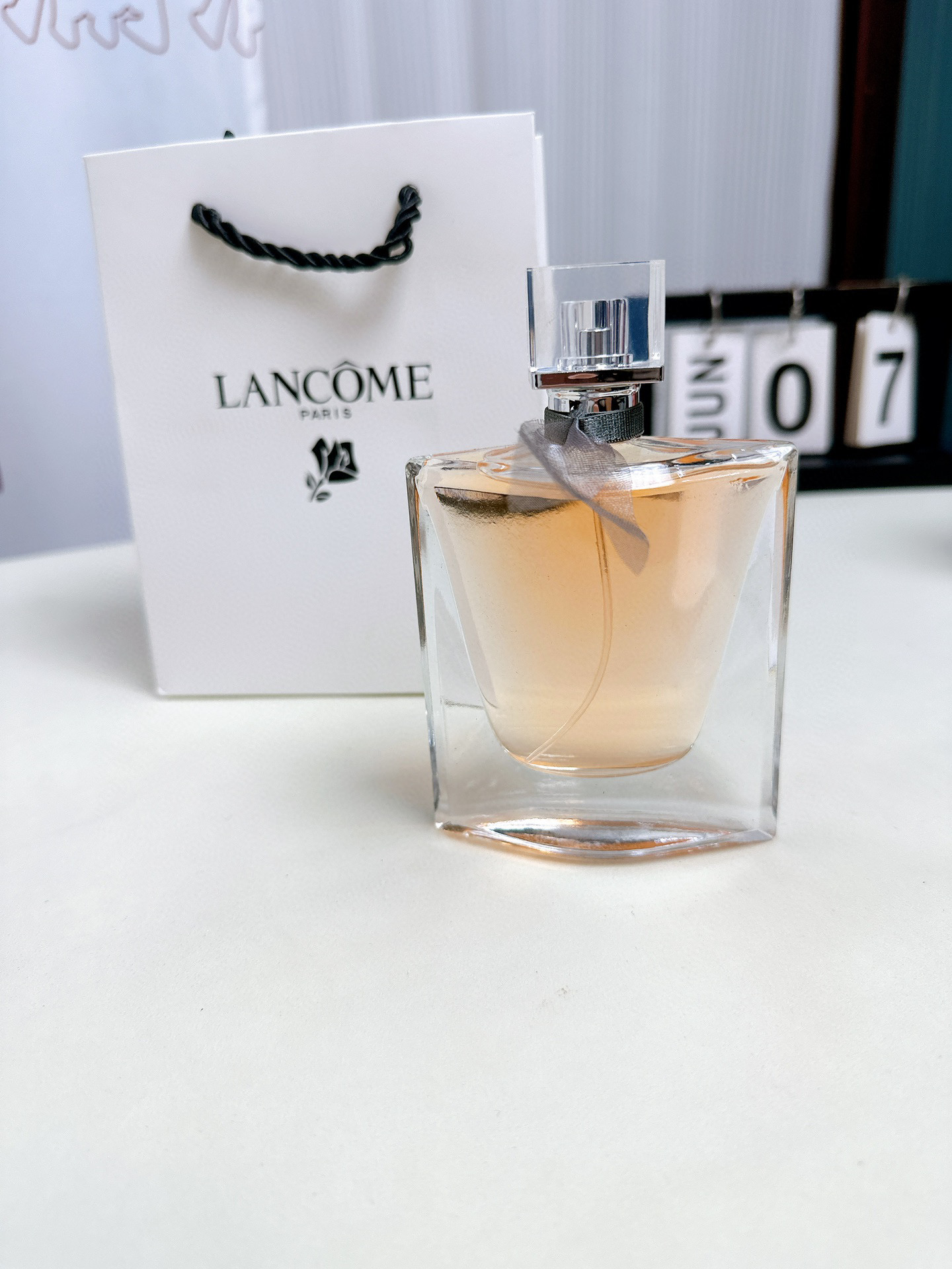 💰65
渠道货源，LANCÔME 兰蔻美丽人生香水100ml，配专柜手提袋。每只带有防伪贴，支持扫码。整体闻起来温柔低调，大气从容的感觉，不张扬的香气，妥妥的女神香！前调有点冲，黑加仑加梨的组合给人一种水果糖的感觉，细闻能闻到微甜带有药感的广藿香，但香调还是比较偏甜的。中调鸢尾花是C位，带来了不弱的粉感，跟前调甜甜的果香有些违和。茉莉与橙花更多是陪衬作用，增加了一点点的层次感，中调给人的感觉比较成熟、温柔型的花香甜味。后调变得更加甜了一些，带有奶香甜甜的香草，在混上零陵香豆，甜味比较馥郁且浓烈。
前调：香梨、黑加仑
中调：茉莉、鸢尾花、橙花
后调：广藿香、零陵香豆、香草
（香水拆封不退换）