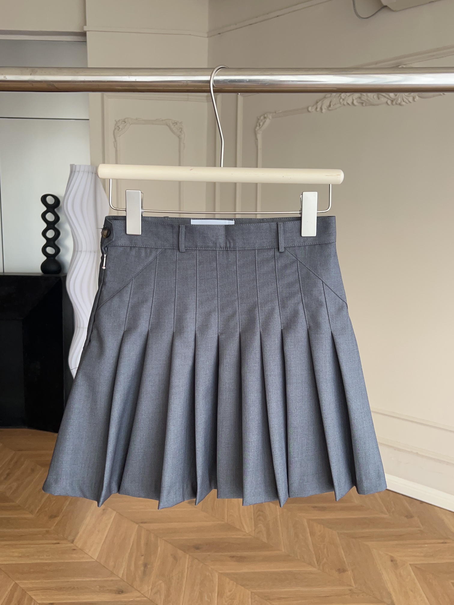 NO:840924,All colors and sizes THOM BROWNE/Tom Brown TB pleated skirt. The classic pleated skirt that TB must buy every year. The supply exceeds the demand every year and it is snatched up as soon as it is put on the shelves. If you like TB, don’t miss it again. It is so beautiful, so beautiful, so beautiful. Fabric characteristics  The drape is very good, anti-wrinkle, and it looks like a card game. The skirt is mostly made of custom-made high-end suit fabrics. The drape and hem are very elegant, and the pleats are also very smooth. Each umbrella group is made by workers, which is time-consuming and labor-intensive. The lining is a three-color striped lining, which feels soft and smooth. It is super comfortable when it comes into direct contact with the thigh skin. It is completely incomparable with the hard and fading linings on the market!  !  The original independently molded buttons, zipper hardware, and the webbing at the back are all made of custom-made three-color webbing. They will never be deformed or faded after washing like cheap products in the market!  Full of details!  Make your legs look slimmer!  Versatile pleated skirt with mid-high waist and super pretty look!  High-end suit wool fabric, original independently molded zipper hardware. The highlight detail is the hem. The conventional hem is all topstitched, but our craftsmanship means that the thread cannot be seen from the outside. And the original version does not have boxer shorts on the inside, only a layer of lining to prevent leakage!  Full of details!  A short skirt that is very easy to match and flatters the body shape. It is very simple and very beautiful. It is a classic and versatile short skirt for educated youth literary and art school. It can be said to be a must-have evergreen style for fairies. It is very exquisite~a very tasteful and weighty pleated skirt. The pattern design is really amazing!  You don’t have to worry about matching this kind of design, it can be matched with almost all tops, and the fabric is awesome!  Soft, soft, smooth, anti-wrinkle, vivid color gray,,thom browne,skirts,shorts,business suit,19860909齐色齐码 THOM BROWNE/汤姆布朗 TB百褶裙 每年TB必上的经典款百褶裙 每年都是供不应求,一上架就被哄抢 喜欢TB的千万不要再错过了,实在是太美太美太美啦 面料特性 垂感很好,抗皱,一看就是打牌的作风质感,裙身大体用的都是定制的高级西装面料垂感和裙摆都很飘逸,百褶部分也很平整,每一条伞群都是工人纯手工打杆,耗时耗力 里衬是三色条纹里衬,手感又软又滑,直接接触大腿皮肤都是超级舒服的 跟市场上那种又硬又会褪色的里衬完全没可比性！！ 原版独立开模钮扣、拉链五金头 后面的织带都是采用的定制三色织带 绝对不会跟市场便宜货一样洗过变形褪色等情况出现！细节满满！ 显瘦显腿！中高腰超美的百搭百褶短裙！高档西装羊毛面料、原版独立开模拉链五金头 亮点细节再于下摆 通货下摆都是明线,而我们的工艺是外面看不到线的.而且原版内里是没有平角短裤的 只有一层防走光的内衬！细节满满！ 非常好搭又修饰身形,相当简洁同时又超美的一款短裙 知青文艺学院派,相当经典的一款百搭短裙 可以说是仙女们的必备常青款了 很精致~很有品位有分量的一条百褶裙 版型设计真的赞！ 这样的设计不用费心搭配,几乎可以与所有的上衣搭配,面料很牛B！软糯、细软、光滑、抗皱,淋漓尽致 颜色灰色,,thom browne,skirts,shorts,business suit,,Women's clothing