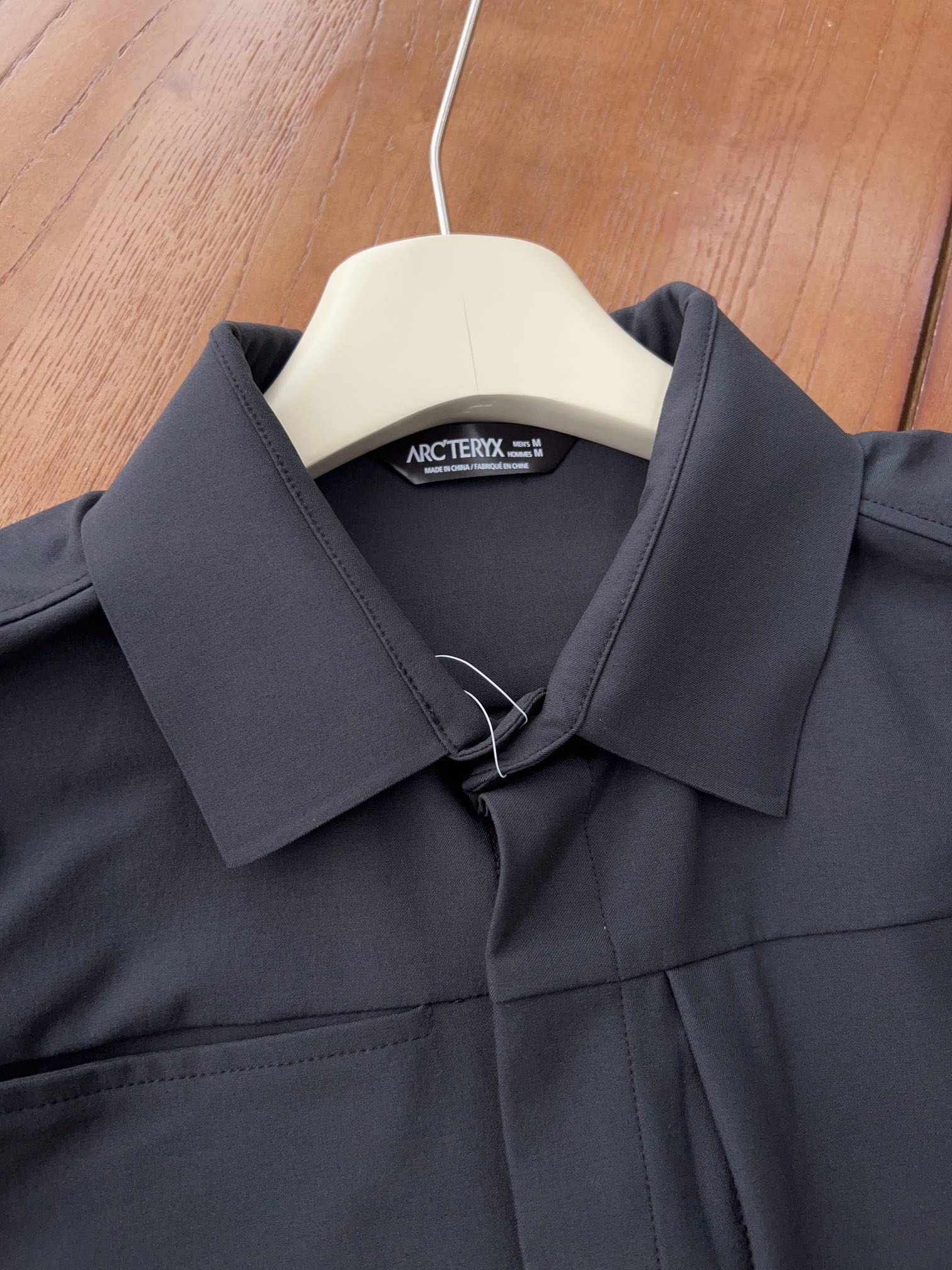 NO:120524,. polo collar design, the placket adopts a hidden snap design, which has a more elegant appearance and a tape reinforcement on the side opening, which improves comfort and durability. 3D three-dimensional cutting, it is very convenient to put on and take off, flexibility and comfort, and the underarm corner cloth can ensure freedom of movement!  Comfortable, laminated front placket, hidden button design, refreshing and simple, alexander wang19860909. polo领设计,开襟采用隐藏按扣设计,外观更雅致,侧开口有贴带加固,提高了舒适性和耐久性.3D立体裁剪,穿脱很方便,灵活性和舒适性,腋下插角布可确保活动自如！合体舒适,正面层压门襟,采用隐藏式纽扣设计,清爽简洁,,alexander wang,Men's clothing