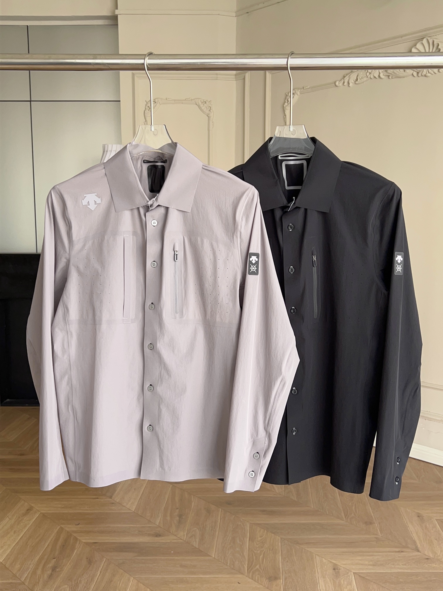 NO:120533,DESCENTE/Disante markless pressing glue quick-drying men's casual lapel long-sleeved tops and shirts. The texture of ZP is produced by Diante Trading Company is really good. The original manufacturer has strict control over Santer's fabrics! No other details can be used to support the counter comparison. The quantity is reserved, and I missed it. I will wait for the next time. 2 colors can be selected from black, light gray. A simple and neat light long-sleeved shirt. The large body adopts laser cutting markless compression process. The cutting edges are flat and flat. The upper body is straight and neat and stylish. It is not a level of craftsmanship that can be reached by ordinary small factories. The overall feeling of the upper body is strong. The business style, the materials and craftsmanship are impeccable and exquisite and neat. It is cool and comfortable to wear, and it is natural and stylish. The exquisite 3D three-dimensional glue press logo letters are very three-dimensional! After you get it, you can observe carefully that our clothes are exquisitely routed and very textured! It uses high-quality stretch fabric, matched with dynamic cut style, fits the dynamic contours of the shoulders, arms and other joints, improves the freedom of stretching during exercise, and is elastic woven fabric, comfortable and breathable. 360 three-dimensional cut, with specially designed ergonomic cutting pieces! Provides freedom of joint movement, making it easy to wear and maintains exercise and stretch! Three-dimensional upper body! Very handsome! The clothes are made of a large number of special craftsmanship, which brings the quality of clothes to the highest level. It realizes the characteristics of fashion and leisure. The effect behind the body is not comparable to that of ordinary shirts. Whether it is the comfort and flexibility or the crispness, it has reached a new level! ! ! High-end professional sports brand! DiSant is regarded by athletes around the world as a benchmark for top sports technology. Reshape the sporty posture with a fashionable perspective. The full of details highly recommend the essential models for trendy men. Shirts, alexander wang19860909DESCENTE/迪桑特 无痕压胶速干男子休闲翻领长袖上衣衬衫 迪桑特贸易公司正单出品ZP的质感真的非常好原厂对桑特家面料把控的比较严格！一律不能上其他任何细节支持专柜对比,数量矜持一些,错过等下次了 2色可选黑色,浅灰 简约利落的轻薄长袖衬衫,大身采用激光切割无痕压胶工艺,切割边缘平整服贴,上身笔挺利落有型,非一般小厂能到达的工艺水平,上身整体感强 商务利落的风格,用料及工艺都无可挑剔精致利落,穿着凉爽舒适,自然有型 精致3D立体压胶logo字母非常的具有立体感！ 等大家拿到手之后,可以细细观察,咱们衣服的走线精巧,非常的有质感！采用优质拉伸性面料,搭配动态裁剪版型,贴合肩部、手臂等关节的动态轮廓,提升运动中的伸展自由度,弹力梭织面料,舒适透气. 360 立体裁剪,有特别设计的人体学裁片！ 提供关节活动自由度,令穿着轻松愜意,保持运动伸展性！上身立体！十分帅气！衣服采用了大量的特殊工艺制作,让衣服的品质达到了最高级别.实现了时尚休闲的的特质~举手投足问释放率性洒脱上身后的效果不是一般衬衫可以比拟的,不管是舒活度 还是挺括度 都达到了一个新的高度！！！ 高端专业运动品牌！ 迪桑特被全球的运动家们视为顶尖运动科技的标杆．以时尚视野重塑运动姿态 细节满满的赞强烈推荐潮男必备单款,,shirts,alexander wang,Men's clothing