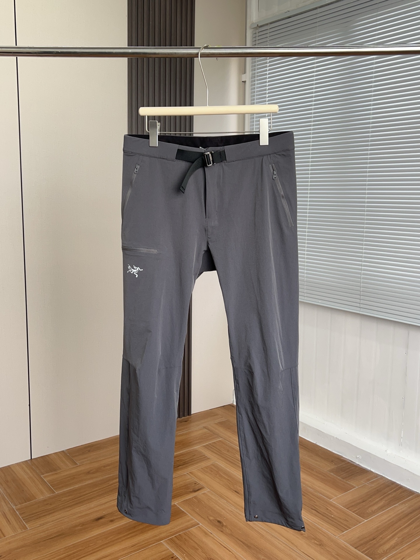 ARC‘TERYX/始祖鸟 皮肤裤轻量科技春夏薄款工装登山冲锋直筒休闲裤男
王炸牛裤!鼎力推荐!真正的