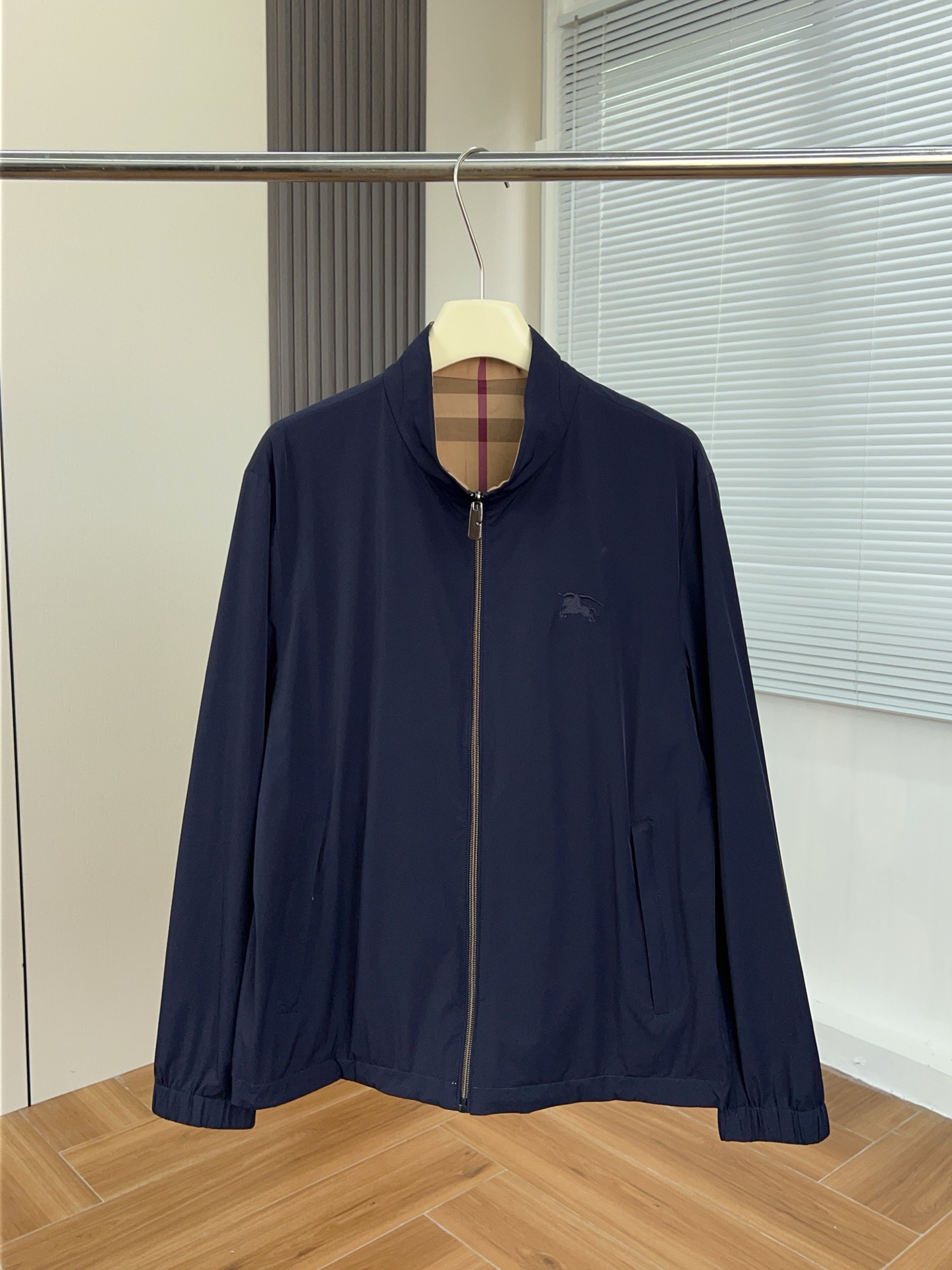 （两面穿）
BURBERRY |巴宝莉 立领大棕格纹双面穿连帽风衣外套夹克
一面净色，一面经典大棕格纹，