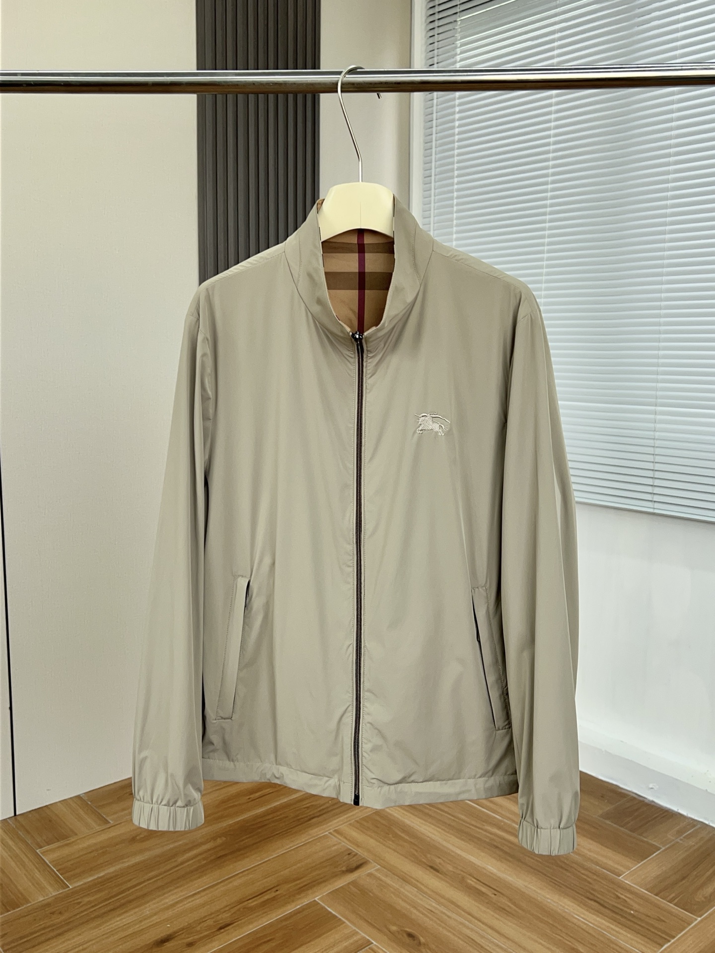 （两面穿）
BURBERRY |巴宝莉 立领大棕格纹双面穿连帽风衣外套夹克
一面净色，一面经典大棕格纹，