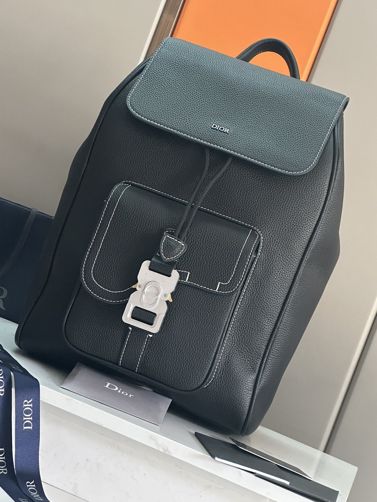 NO:213356,This saddle backpack is a new product for men's fall 2024. It uses a stylish original design to highlight the saddle style. It is carefully crafted from beige and black Oblique printed fabrics, decorated with black grained cowhide leather details, and the front is embellished with Dior logo. It is spacious and has a compartment to hold a variety of daily necessities. The front saddle flip pocket is paired with aluminum buckles, which can hold a wallet, keys, headphones or mobile phones for easy access. It is practical and versatile and is the finishing touch of all kinds of styling. The main compartment is paired with magnetic flip cover and drawstring. The interior laptop flat compartment Front saddle flip pocket is paired with CD logo aluminum buckle Leather top handle Adjustable padded shoulder straps Back with padded mesh fabric adorned with Dior logo Metal cladding on the front Dior logo Dior logo Inside with Dior embossed logo on the inside  Dust bags included Made in Italy Size 26.5 x 41 x 14 cm (L x H x W) Main compartment can hold 1 15-inch laptop, files and 1 tablet Weight 961 g Model 93392 Blue cloth Black cloth Full leather, Dior, Dior, Dior, Wallets, backpacks, cowhide19860909这款马鞍双肩背包是二零二四秋季男装系列新品,采用时尚的原创设计,突显马鞍风格.采用米色和黑色 Oblique 印花面料精心制作,饰以黑色粒面牛皮革细节,正面点缀以 Dior 标志.空间宽敞,设有一个隔层,可收纳各种日常用品,正面马鞍翻盖口袋搭配铝扣,可收纳钱包、钥匙、耳机或手机,便于轻松取用.实用百搭,是各式造型的点睛之笔. 主隔层搭配磁性翻盖和抽绳 内部笔记本电脑扁平隔层 正面马鞍翻盖口袋搭配 CD 标志铝扣 皮革顶部手柄 可调节加垫肩带 背部采用加垫网眼织物,饰以 Dior 标志 正面金属覆层黄铜 Dior 标志 内侧饰有 Dior 压花标志 内含防尘袋 意大利制造尺寸26.5 x 41 x 14 厘米（长 x 高 x 宽） 主隔层可收纳 1 台 15 英寸笔记本电脑、文件和 1 台平板电脑 重量961 克 型号93392蓝布 黑布 全皮,迪奥,dior,dior,wallets,backpacks,cowhide,Bag