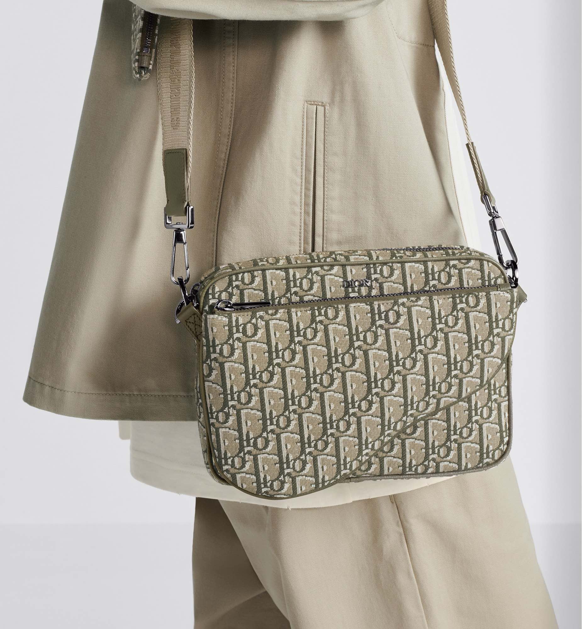Dior Oblique Jacquard Messenger Bag, Stylish and Functional Crossbody Bag 2 i1714401930 2749 4