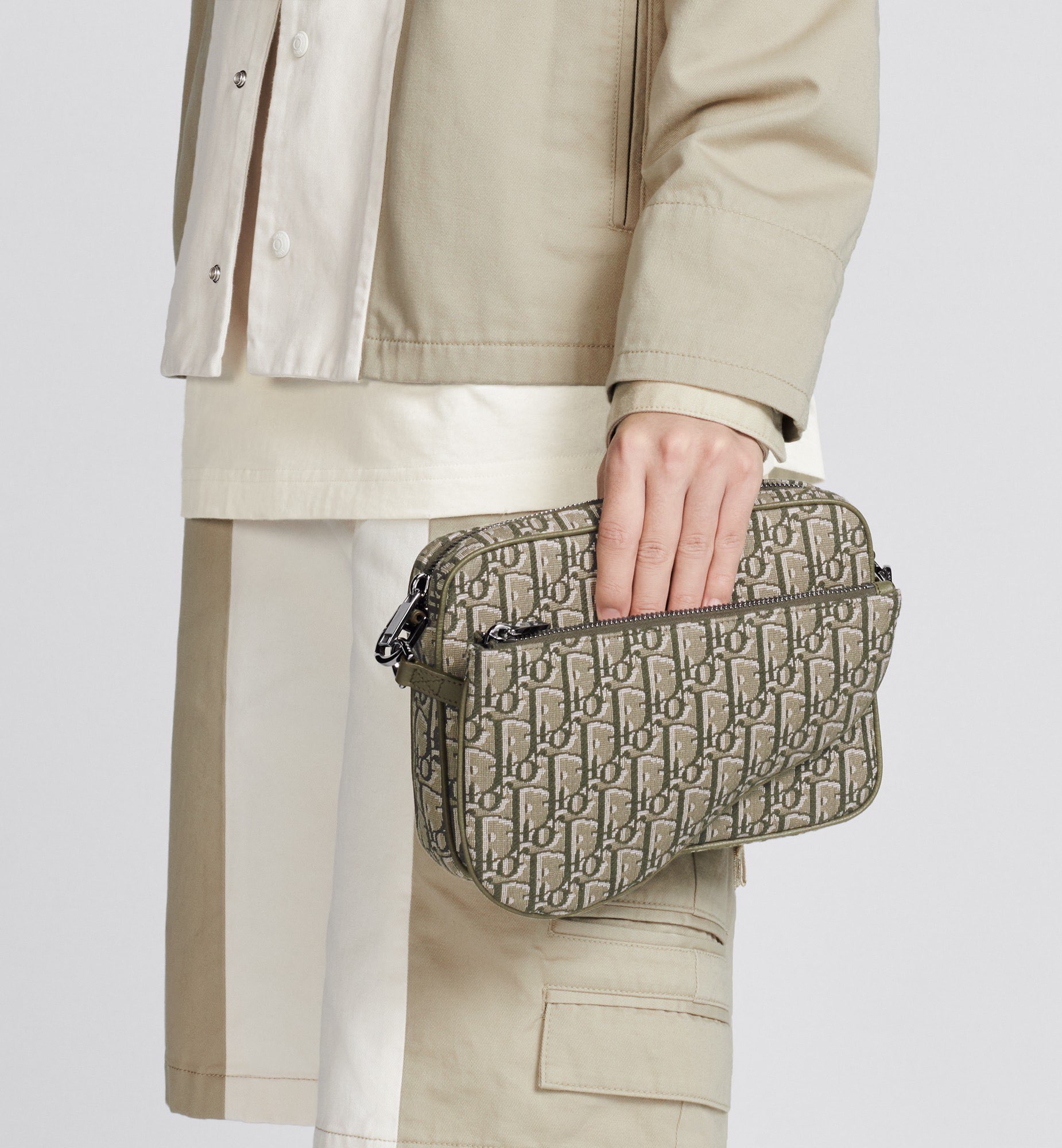 Dior Oblique Jacquard Messenger Bag, Stylish and Functional Crossbody Bag 4 i1714401930 7220 2