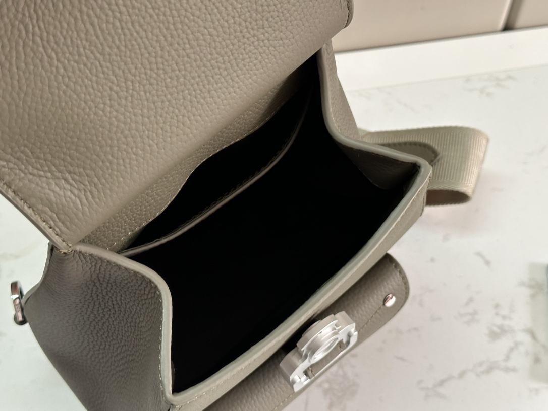 Dior Oblique Green Mini Saddle Bag, Iconic Design with Modern Details 10 i1714921817 7646 7