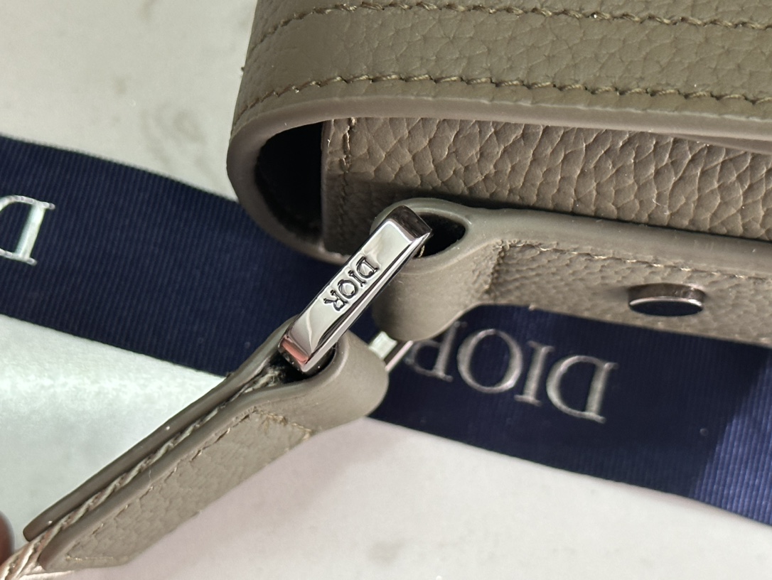 Dior Saddle Messenger Bag, Mini Khaki Oblique Canvas and Grained Calfskin 6 i1714921967 5169 3