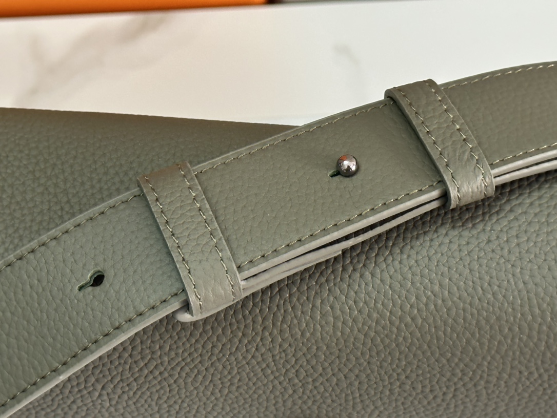 Dior Oblique Saddle Messenger Bag, Khaki Jacquard and Grained Calfskin 7 i1714922293 1751 7