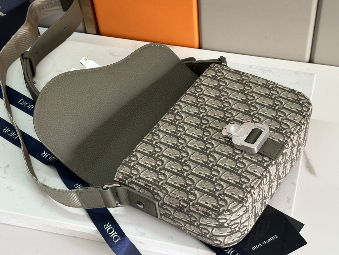 Dior Oblique Saddle Messenger Bag, Khaki Jacquard and Grained Calfskin 8 i1714922293 2792 0