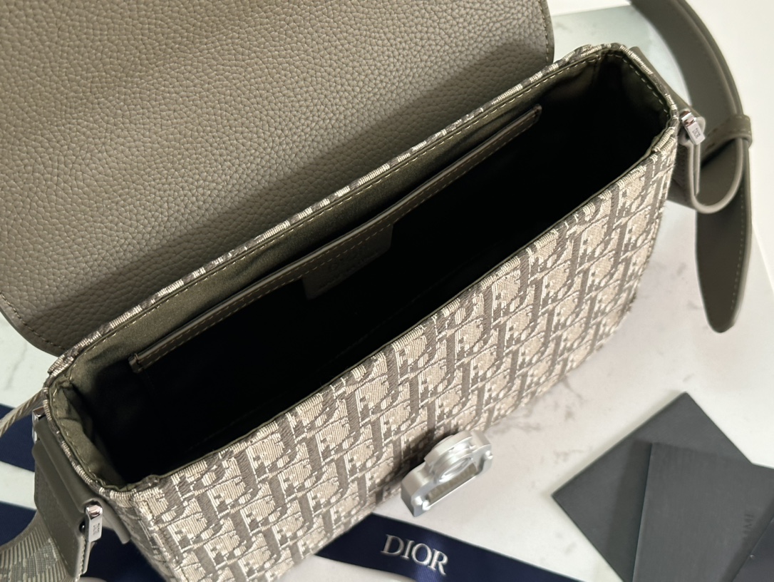 Dior Oblique Saddle Messenger Bag, Khaki Jacquard and Grained Calfskin 9 i1714922293 3158 4