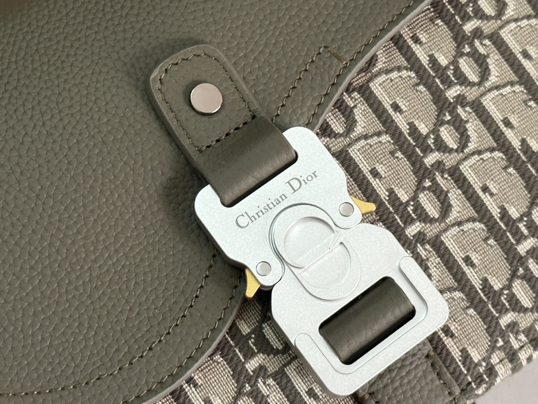 Dior Oblique Saddle Messenger Bag, Khaki Jacquard and Grained Calfskin 5 i1714922293 3505 5