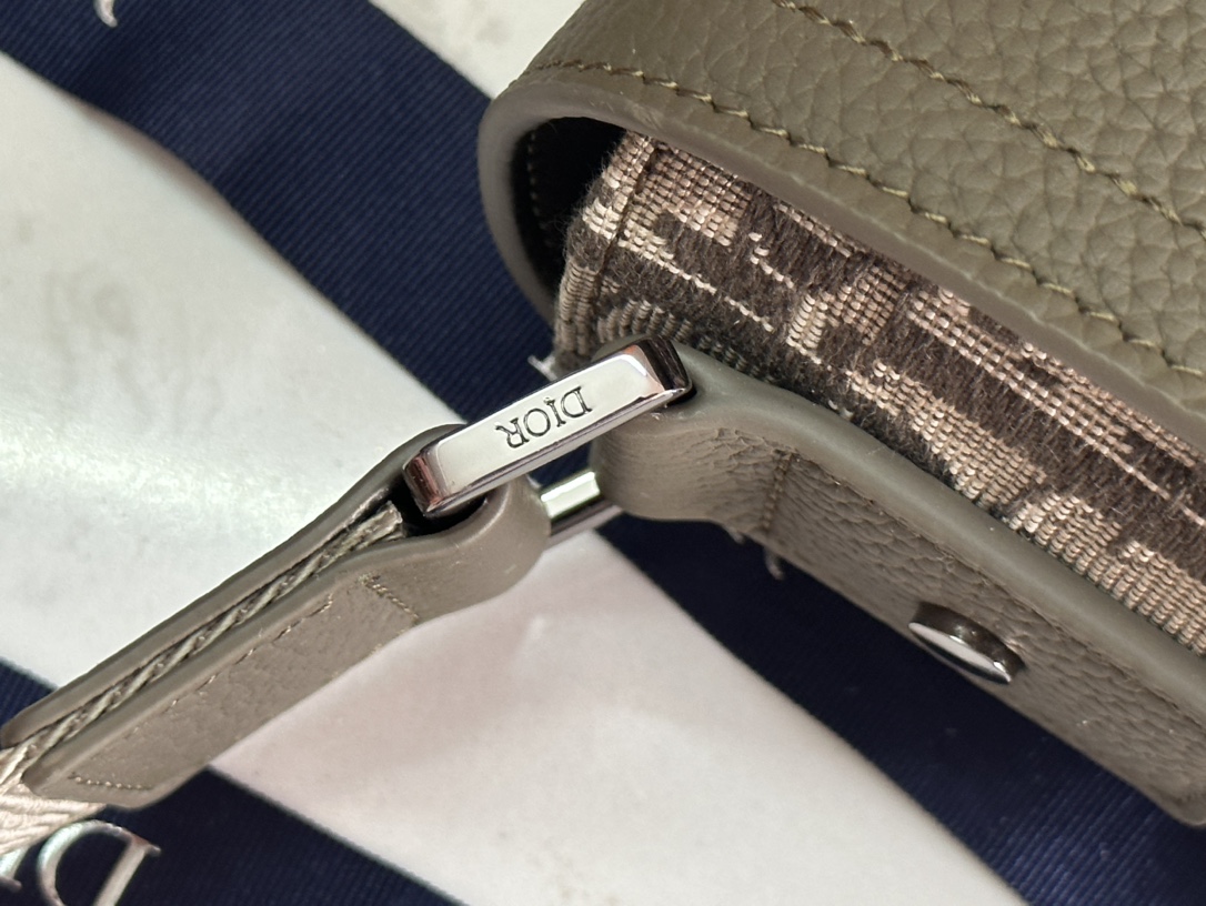 Dior Oblique Saddle Messenger Bag, Khaki Jacquard and Grained Calfskin 6 i1714922293 6492 3