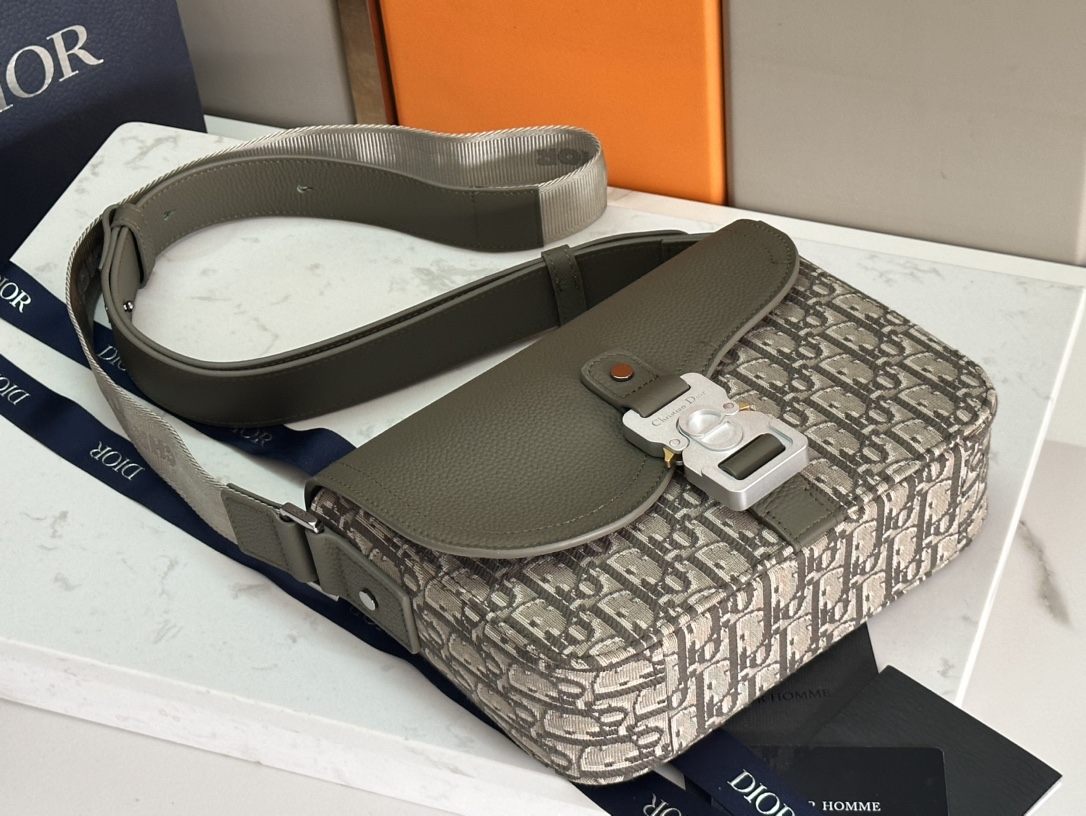 Dior Oblique Saddle Messenger Bag, Khaki Jacquard and Grained Calfskin 4 i1714922293 8167 8