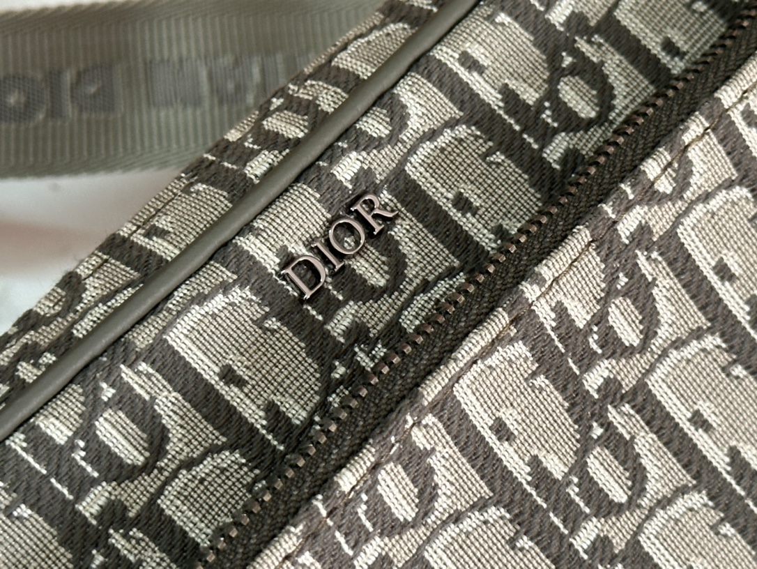 Dior Oblique Jacquard Saddle Trio: Messenger Bag with Detachable Pouches 6 i1714922566 5522 3