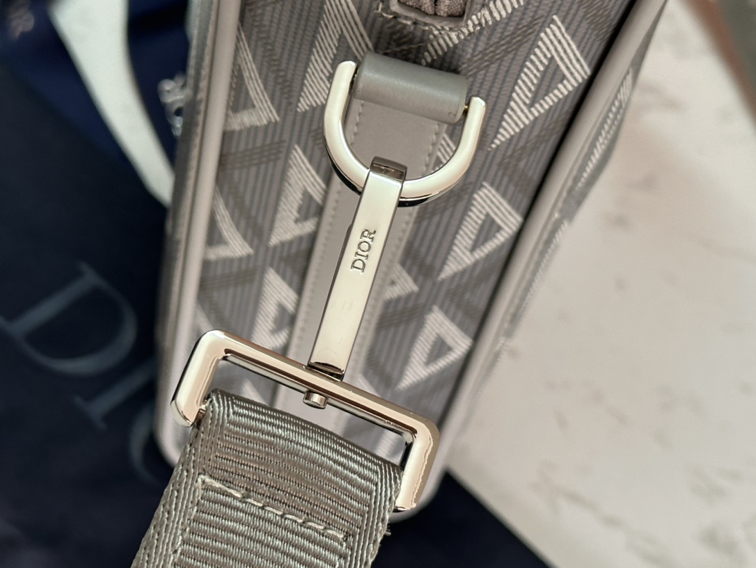 Luxurious Dior Lingot Briefcase with Classic Grace and High-order Spirit - 图片 4