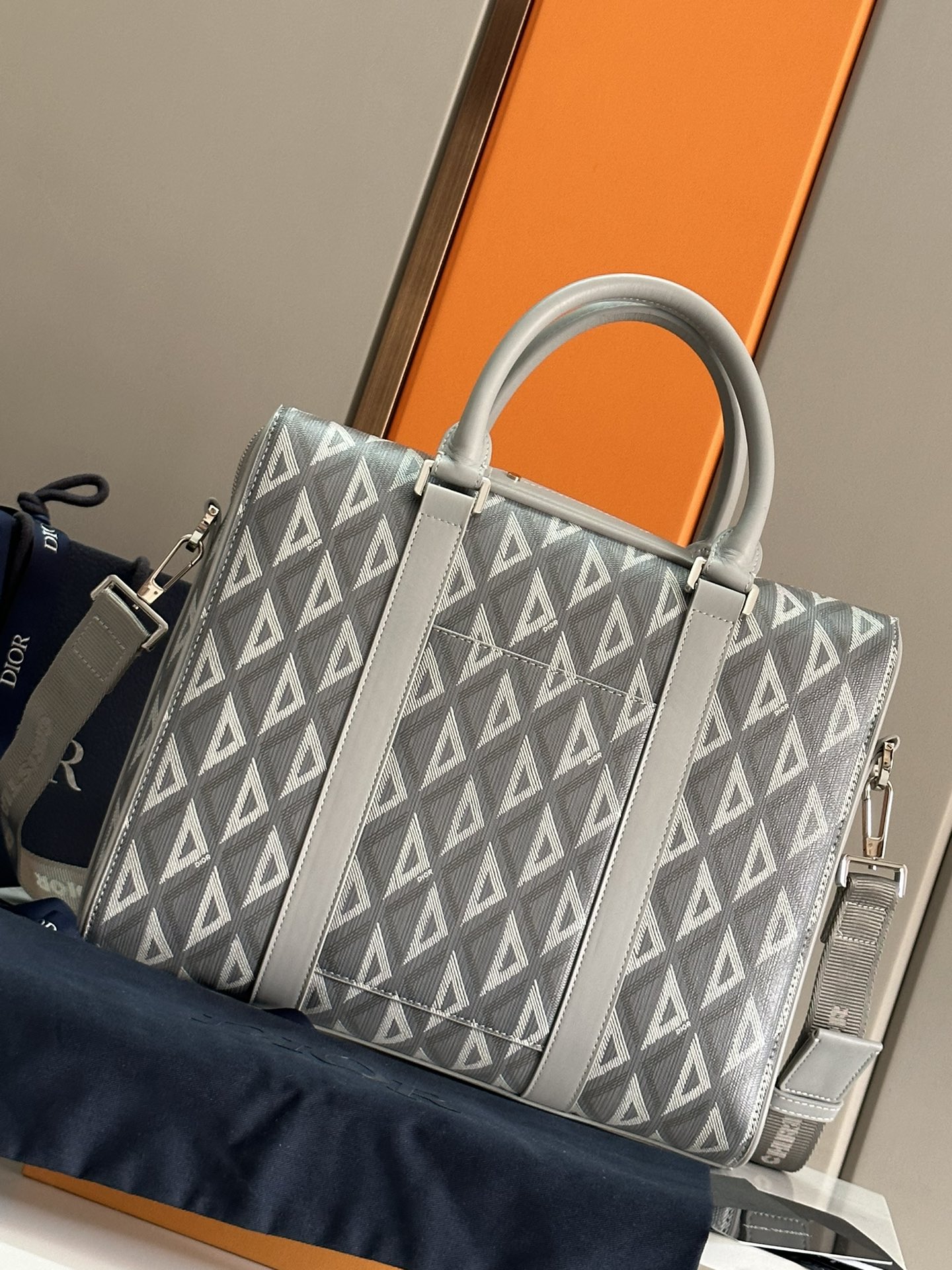 Luxurious Dior Lingot Briefcase with Classic Grace and High-order Spirit - 图片 2