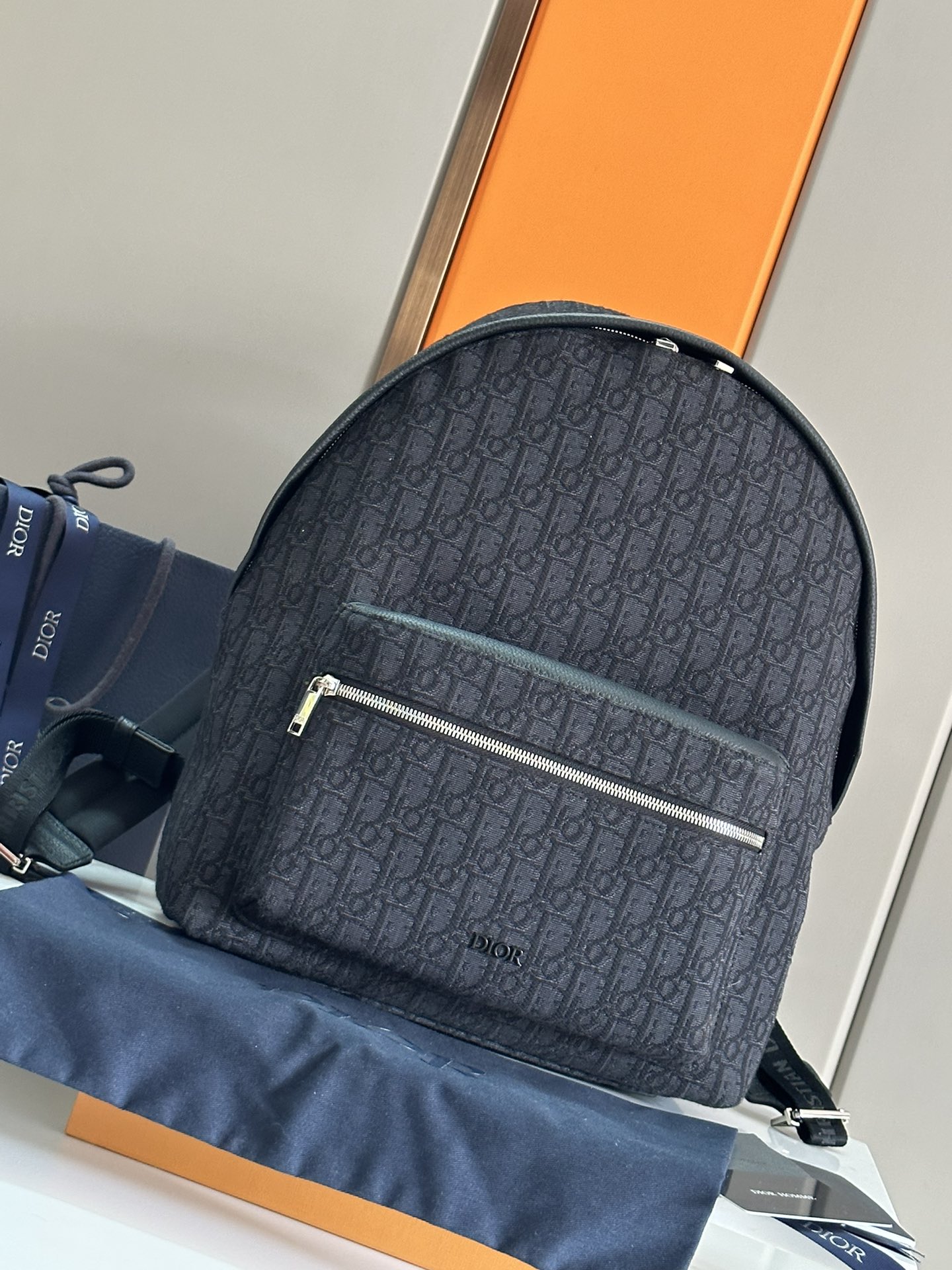 NO:213522,(Large Black Mark) Top Original List This Rider backpack is simple in profile and the classic Academy style is full of vitality. Stylish and modern, carefully crafted from beige and black jacquard fabrics, decorated with Oblique prints. Continuing the classic design with exquisite details such as two-way zipper closures, large zipper pockets on the front and adjustable padded straps, is ideal for everyday styling. Beige and black Oblique prints with 