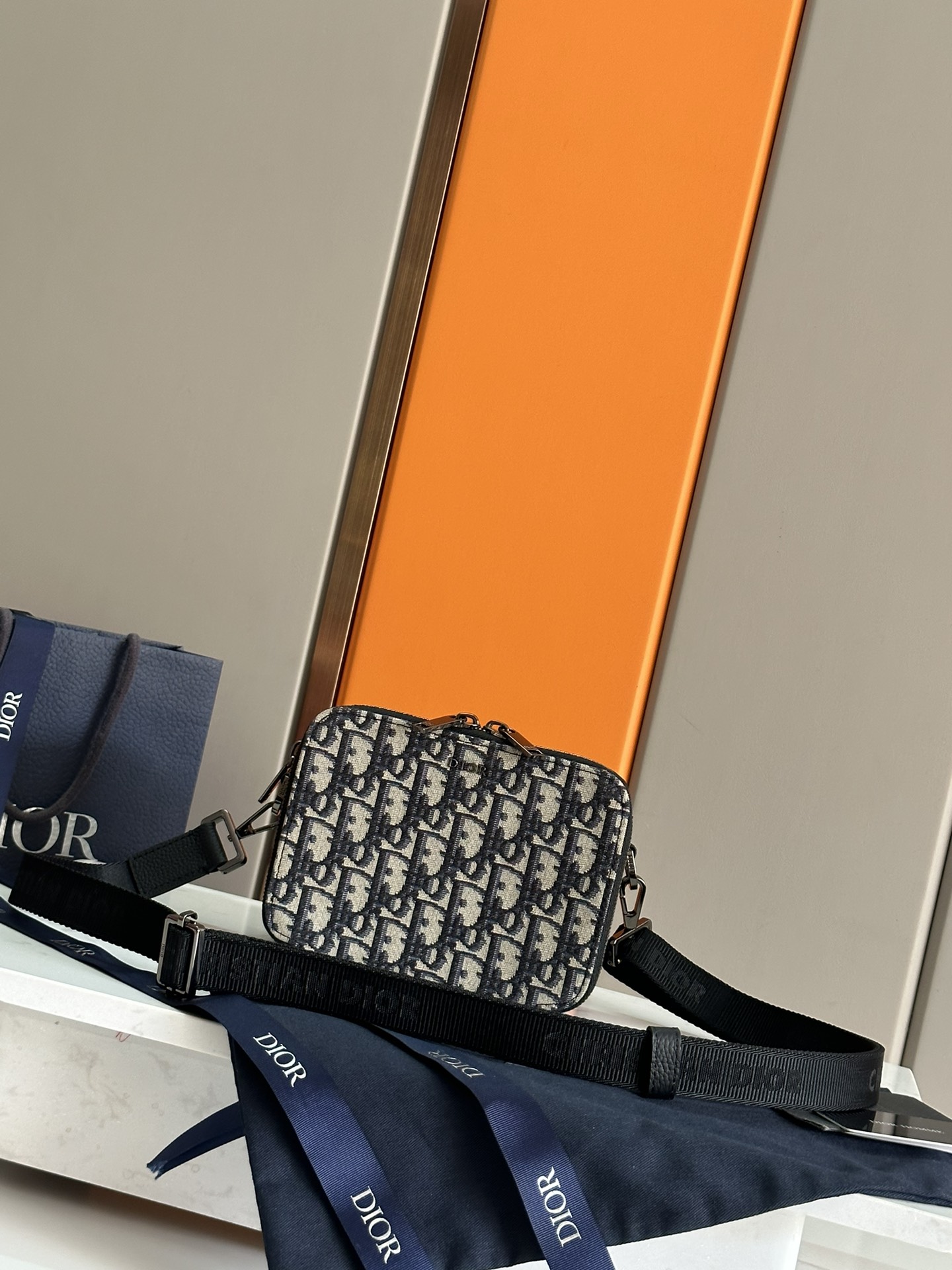 NO:213340,(Original single-pair gun color hardware) Top-grade original single This clutch is elegant and practical, and can hold a variety of daily necessities. It is carefully crafted from jacquard fabric, decorated with metallic luster lines and Oblique prints, and the front is decorated with metallic brass Dior logo. The top is equipped with a bidirectional zipper closure and zipper pocket sewn with triangular lining, which combines elegance and practical functions to enhance the style. The detachable and adjustable shoulder strap is decorated with Christian Dior logo for shoulder, crossbody or hand. Metallic Oblique print Metal cladding brass Dior logo on the front is decorated with Dior logo on the inside Metal cladding brass Bidirectional zipper closure Detachable and adjustable cowhide strap with nylon Christian Dior logo on the jacquard  Two-way zipper opening and closing pocket Interior patch pocket with 3 card slots No.: 93310 Blue cloth Black cloth Dimensions 17 x 12.5 x 5 cm Dior, dior, dior, handbag, cowhide19860909(原单对版枪色五金) 顶级原单 这款手拿包搭配肩带,高雅实用,可收纳各种日常用品.采用提花面料精心制作,饰以金属光泽线和 Oblique 印花,正面点缀以金属覆层黄铜 Dior 标志.顶部设有双向拉链开合,搭配缝有三角形衬料的拉链口袋,融合优雅气质与实用功能,提升格调.可拆卸、可调节的肩带饰以 Christian Dior 标志,可肩背、斜挎或手拿. 金属色 Oblique 印花 正面金属覆层黄铜 Dior 标志 内侧饰有 Dior 标志 金属覆层黄铜双向拉链开合 可拆卸、可调节的牛皮革肩带饰有尼龙 Christian Dior 标志提花 双向拉链开合口袋 内部贴袋设有 3 个卡槽 编号: 93310 蓝布 黑布 尺寸17 x 12.5 x 5 厘米,迪奥,dior,dior,handbag,cowhide,Bag