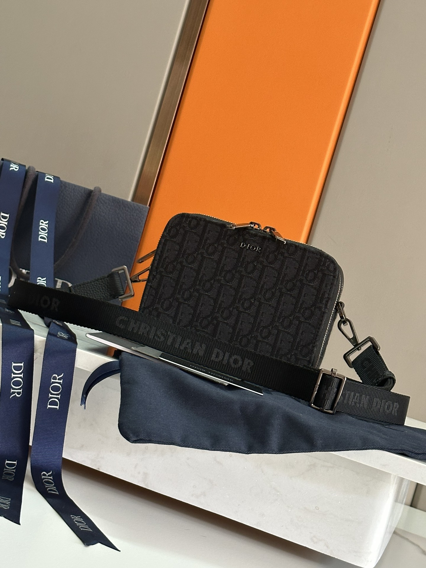 NO:213346,(Original single-pair gun color hardware) Top-grade original single This clutch is elegant and practical, and can hold a variety of daily necessities. It is carefully crafted from jacquard fabric, decorated with metallic luster lines and Oblique prints, and the front is decorated with metallic brass Dior logo. The top is equipped with a bidirectional zipper closure and zipper pocket sewn with triangular lining, which combines elegance and practical functions to enhance the style. The detachable and adjustable shoulder strap is decorated with Christian Dior logo for shoulder, crossbody or hand. Metallic Oblique print Metal cladding brass Dior logo on the front is decorated with Dior logo on the inside Metal cladding brass Bidirectional zipper closure Detachable and adjustable cowhide strap with nylon Christian Dior logo on the jacquard  Two-way zipper opening and closing pocket Interior patch pocket with 3 card slots No.: 93310 Blue cloth Black cloth Dimensions 17 x 12.5 x 5 cm Dior, dior, dior, handbag, cowhide19860909(原单对版枪色五金) 顶级原单 这款手拿包搭配肩带,高雅实用,可收纳各种日常用品.采用提花面料精心制作,饰以金属光泽线和 Oblique 印花,正面点缀以金属覆层黄铜 Dior 标志.顶部设有双向拉链开合,搭配缝有三角形衬料的拉链口袋,融合优雅气质与实用功能,提升格调.可拆卸、可调节的肩带饰以 Christian Dior 标志,可肩背、斜挎或手拿. 金属色 Oblique 印花 正面金属覆层黄铜 Dior 标志 内侧饰有 Dior 标志 金属覆层黄铜双向拉链开合 可拆卸、可调节的牛皮革肩带饰有尼龙 Christian Dior 标志提花 双向拉链开合口袋 内部贴袋设有 3 个卡槽 编号: 93310 蓝布 黑布 尺寸17 x 12.5 x 5 厘米,迪奥,dior,dior,handbag,cowhide,Bag