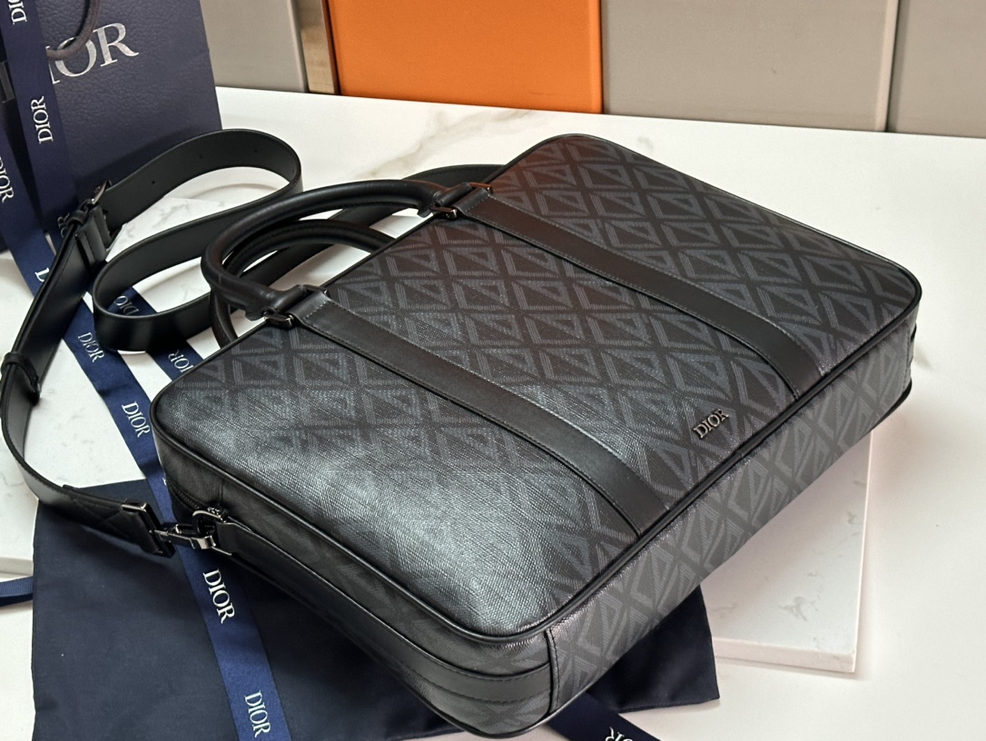 Dior Men’s Autumn 2002 Briefcase: Classic Style with CD Diamond Canvas - 图片 4