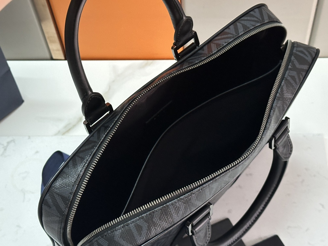 Dior Men’s Autumn 2002 Briefcase: Classic Style with CD Diamond Canvas - 图片 9