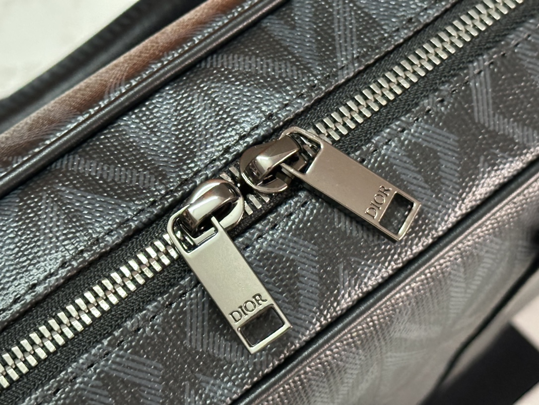 Dior Men’s Autumn 2002 Briefcase: Classic Style with CD Diamond Canvas - 图片 6