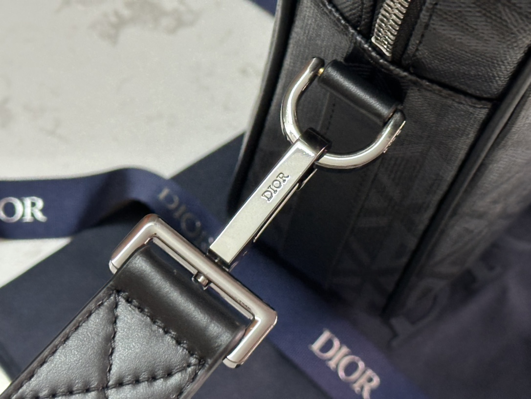 Dior Men’s Autumn 2002 Briefcase: Classic Style with CD Diamond Canvas - 图片 7