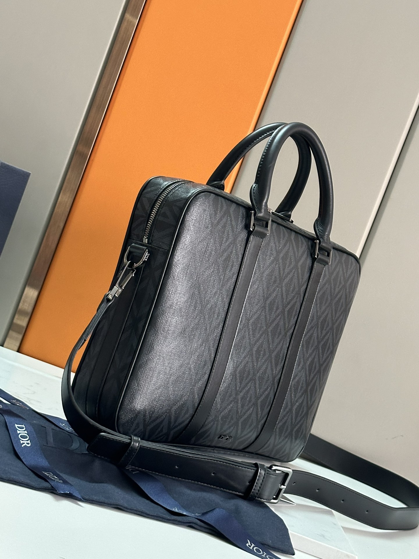 Dior Men’s Autumn 2002 Briefcase: Classic Style with CD Diamond Canvas - 图片 2