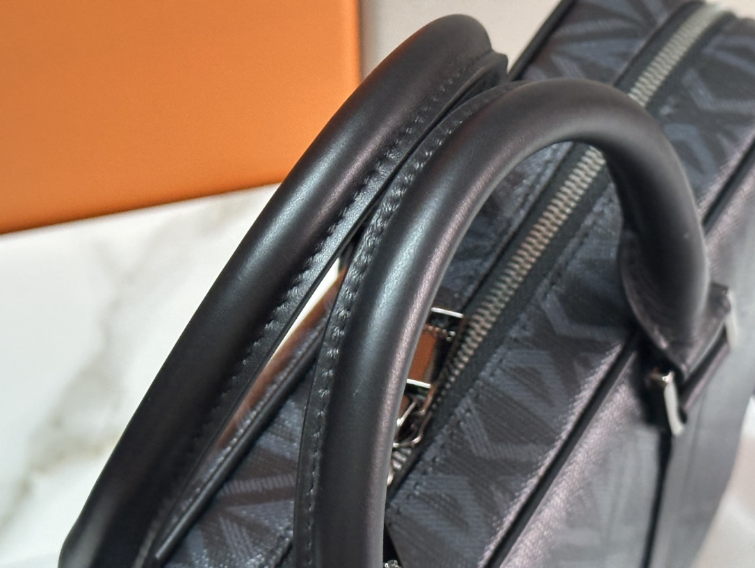 Dior Men’s Autumn 2002 Briefcase: Classic Style with CD Diamond Canvas - 图片 8