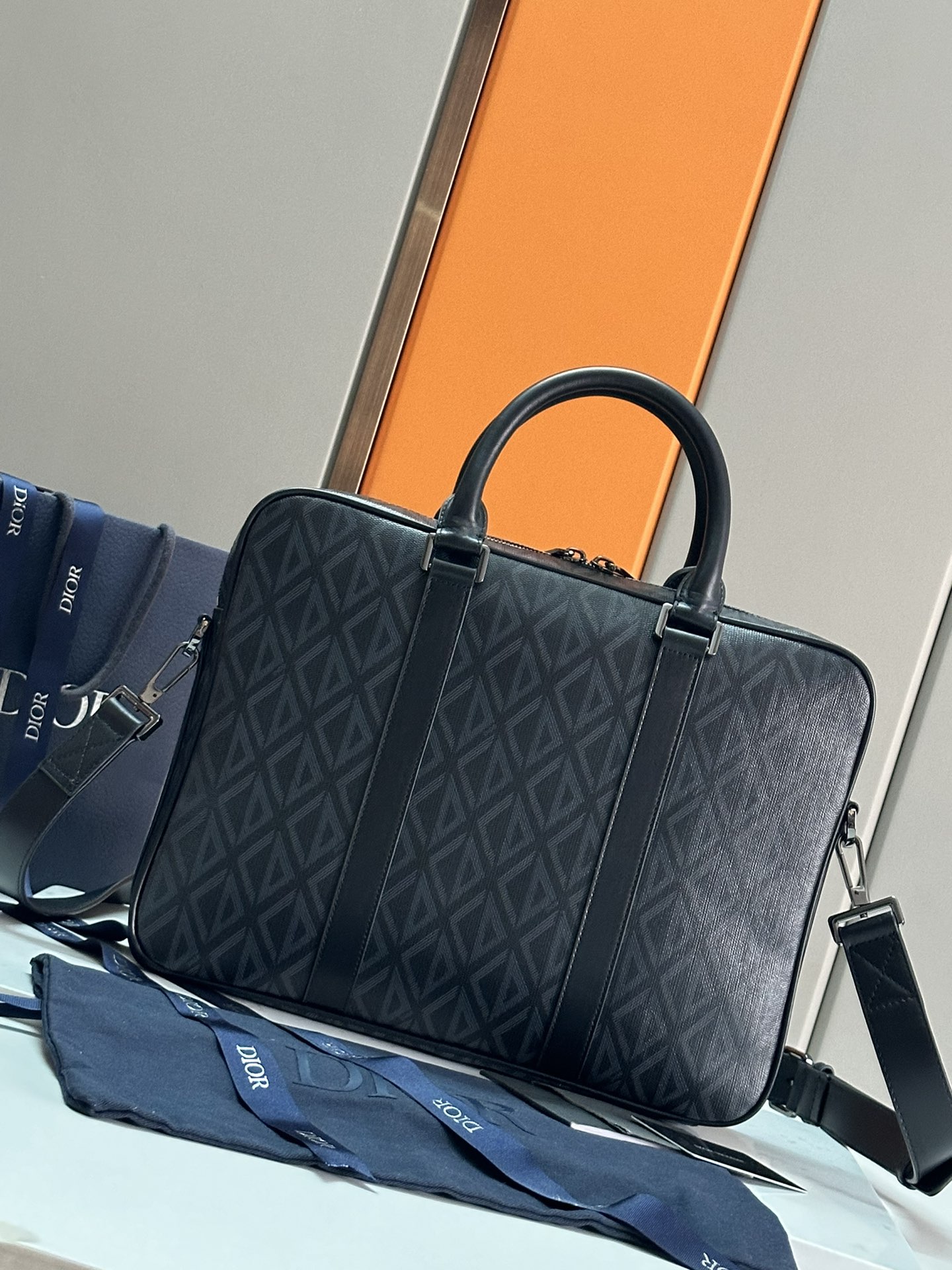 Dior Men’s Autumn 2002 Briefcase: Classic Style with CD Diamond Canvas - 图片 3