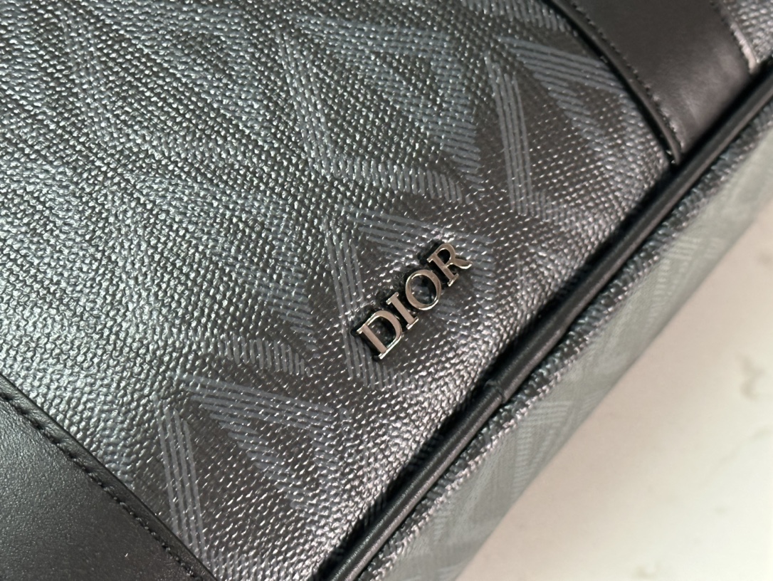 Dior Men’s Autumn 2002 Briefcase: Classic Style with CD Diamond Canvas - 图片 5