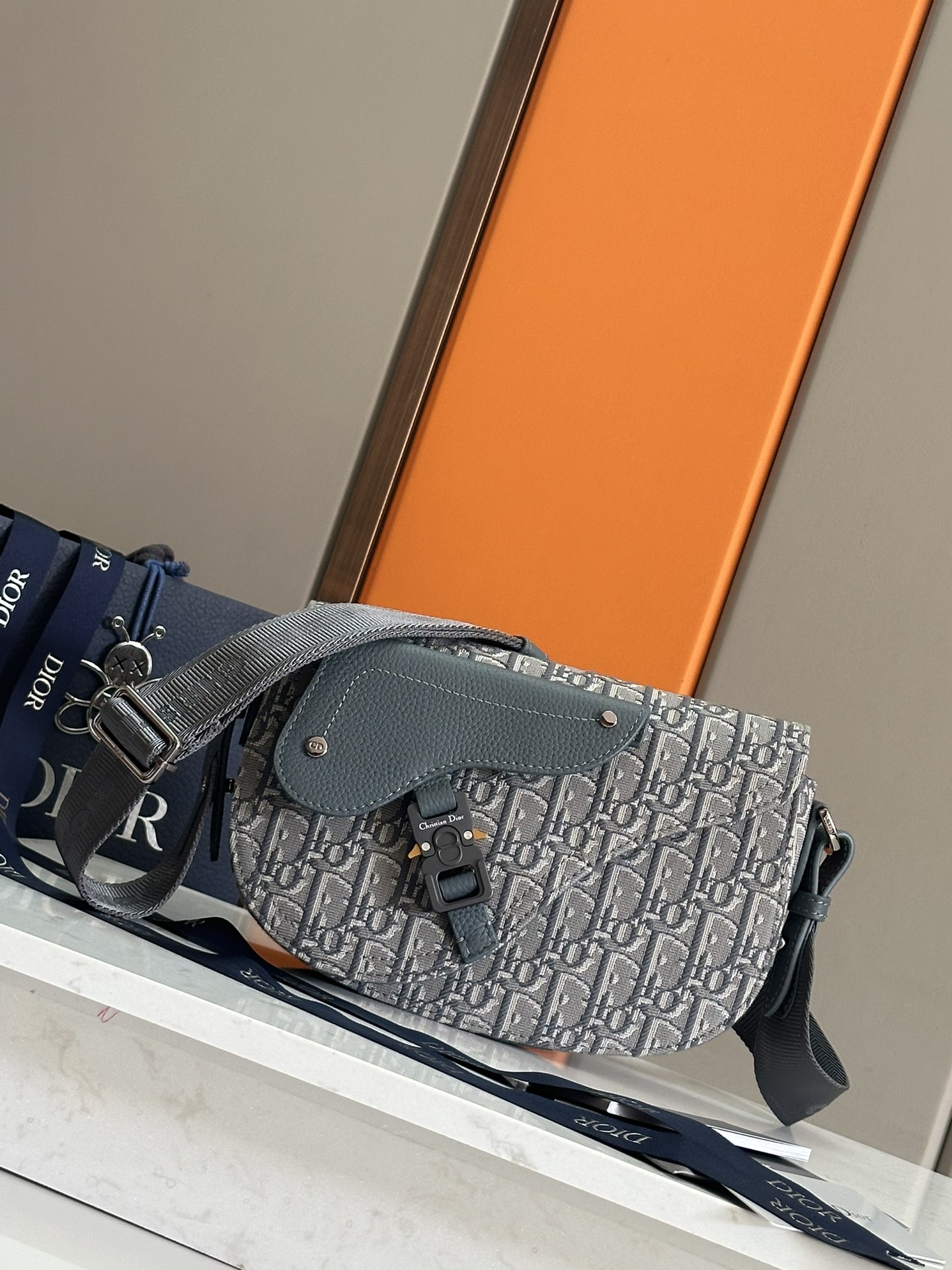 NO:395103,This saddle messenger bag is a new product for men's fall 2024. It is exquisite and stylish. It is carefully crafted from beige and black Oblique printed fabrics, paired with a black grained cowhide saddle flap, embellished with an aluminum buckle to enhance the style. The spacious interior features a socket bag for storage of everyday items, paired with an adjustable Christian Dior nylon jacquard strap for shoulder or crossbody. Nylon interior Main compartment with magnetic saddle flap Front saddle flap patch pocket with CD logo aluminum buckle Internal insert bag Adjustable Christian Dior logo nylon jacquard strap with Dior embossed logo on the inside Dust bag Made in Italy Size 24 x 16.5 x 5.5 cm (L x H x W) Can hold various models of mobile phones of various models  Model: 93393 Full leather Black cloth Blue cloth Gray cloth, Dior, Dior, Dior, Cowhide19860909这款马鞍信使包是二零二四秋季男装系列新品,精巧时尚.采用米色和黑色 Oblique 印花面料精心制作,搭配黑色粒面牛皮革马鞍翻盖,点缀以铝扣提升格调.宽敞的内部空间设有一个插袋,可收纳各种日常用品,搭配可调节的 Christian Dior 尼龙提花肩带,可肩背或斜挎. 尼龙内部 主隔层搭配磁性马鞍翻盖 正面马鞍翻盖贴袋搭配 CD 标志铝扣 内部插袋 可调节的 Christian Dior 标志尼龙提花肩带 内侧饰有 Dior 压花标志 内含防尘袋 意大利制造尺寸24 x 16.5 x 5.5 厘米（长 x 高 x 宽） 可收纳各种型号的手机 型号:93393全皮 黑布 蓝布 灰布,迪奥,dior,dior,cowhide,Bag