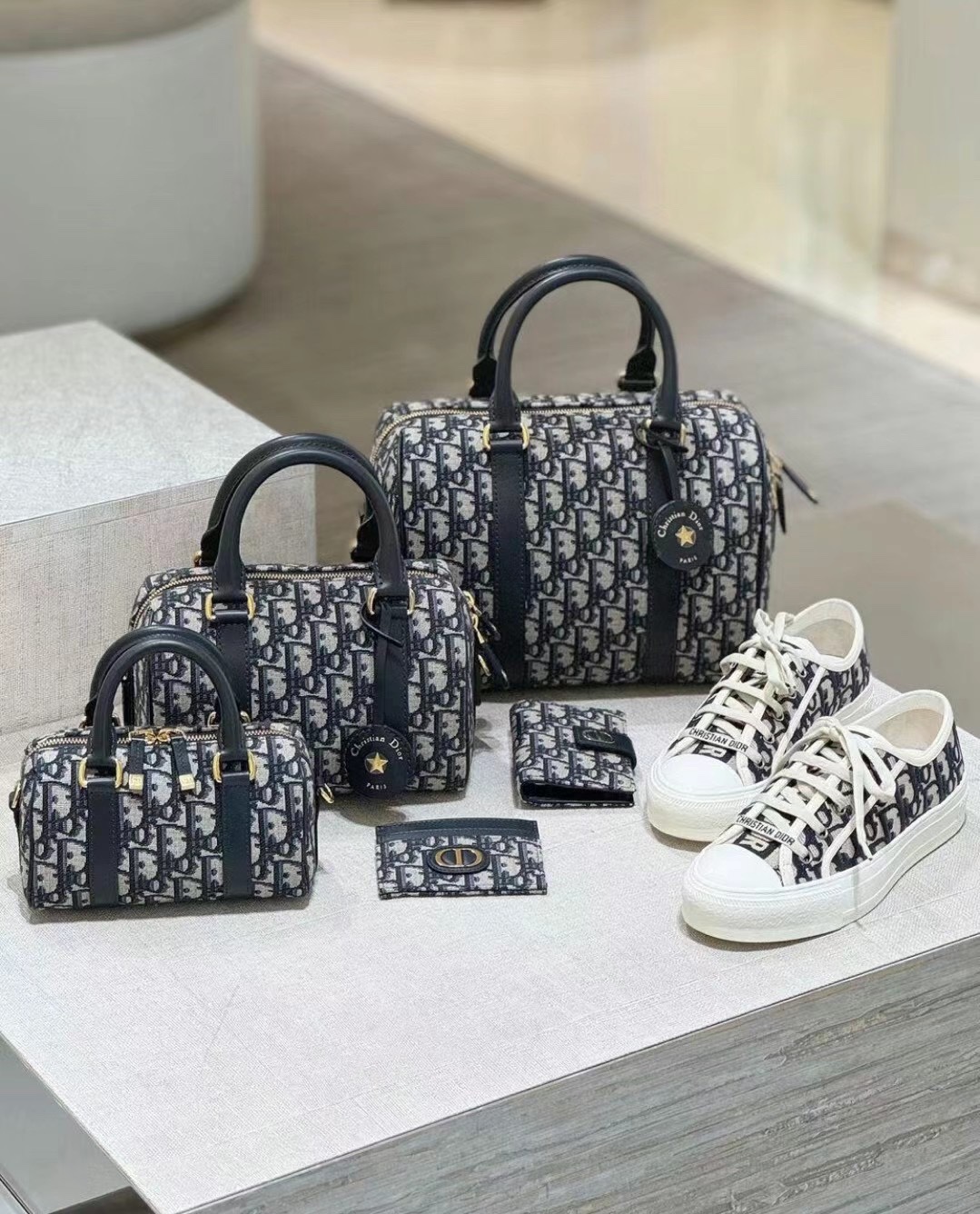 NO:213402,Dior Boston is really good to use. It can be held on a daily basis or on commuting. Dior, Dior, Dior19860909Dior 波士顿真的好好搭 不管是日常还是通勤它都可以hold住,迪奥,dior,dior,Bag