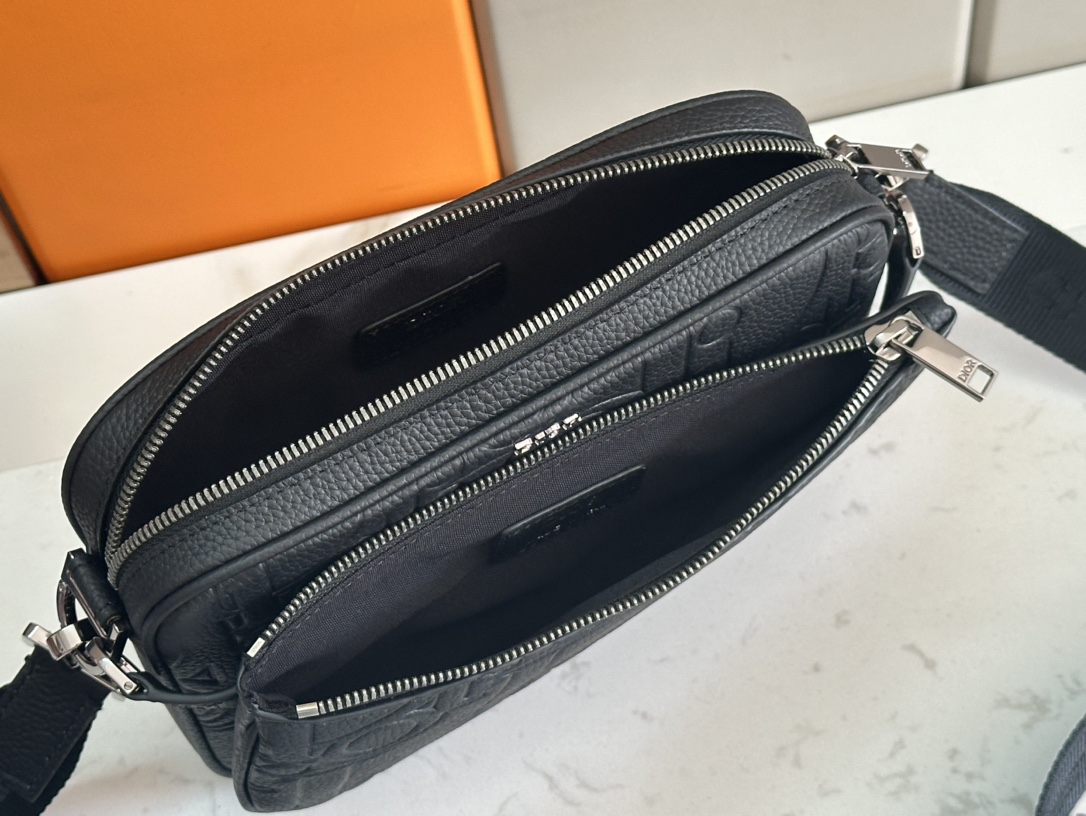 Dior Black Oblique Embossed Leather Saddle 3-in-1 Messenger Bag 10 i1728108413 9816 7