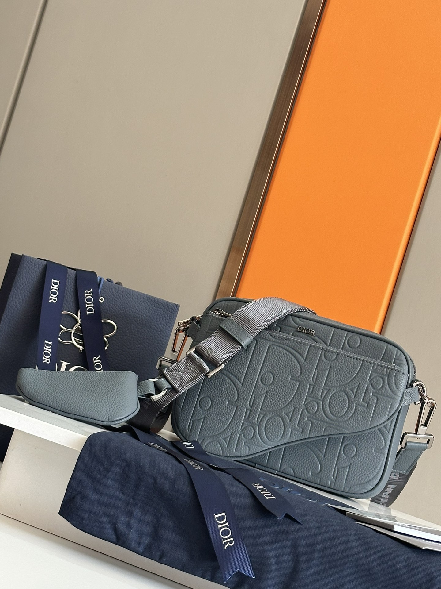 NO:386373,【Top Original List】This saddle three-piece handbag is a new product for men's autumn 2024. It is carefully crafted in black Oblique printed fabric, and is eye-catching and versatile. Three-in-one style, with a zipper bag that highlights the saddle clutch and Nano saddle clutch on the front, both of which are removable. Practical and exquisite, with adjustable, removable shoulder straps for shoulder or crossbody. Black Oblique embossed front with Dior logo on the inside Dior logo on the inside Top Bidirectional Zipper closure Adjustable, removable Christian Dior logo nylon jacquard straps with leather details Removable zipper saddle clutch on the front Removable Nano zipper saddle clutch on the shoulder strap Size 18 x 25 x 5 cm (L x H x W)  Can store various models of iPhone number: 93376 leather embossed, Dior, Dior, Dior, handbag19860909【顶级原单】这款马鞍三件套手袋是二零二四秋季男装系列新品,采用黑色 Oblique 印花面料精心制作,醒目百搭.三合一款式,设有一个拉链包,突显正面的马鞍手拿包和 Nano 马鞍手拿包,两者均可拆卸.实用精美,搭配可调节、可拆卸的肩带,可肩背或斜挎. 黑色Oblique 压花 正面饰以 Dior 标志 内侧饰有 Dior 标志 顶部双向拉链开合 可调节、可拆卸的 Christian Dior 标志尼龙提花肩带饰以皮革细节 正面可拆卸的拉链马鞍手拿包 肩带上可拆卸的 Nano 拉链马鞍手拿包 尺寸18 x 25 x 5 厘米（长 x 高 x 宽） 可收纳各种型号的 iPhone 编号: 93376 皮压花,迪奥,dior,dior,handbag,Bag