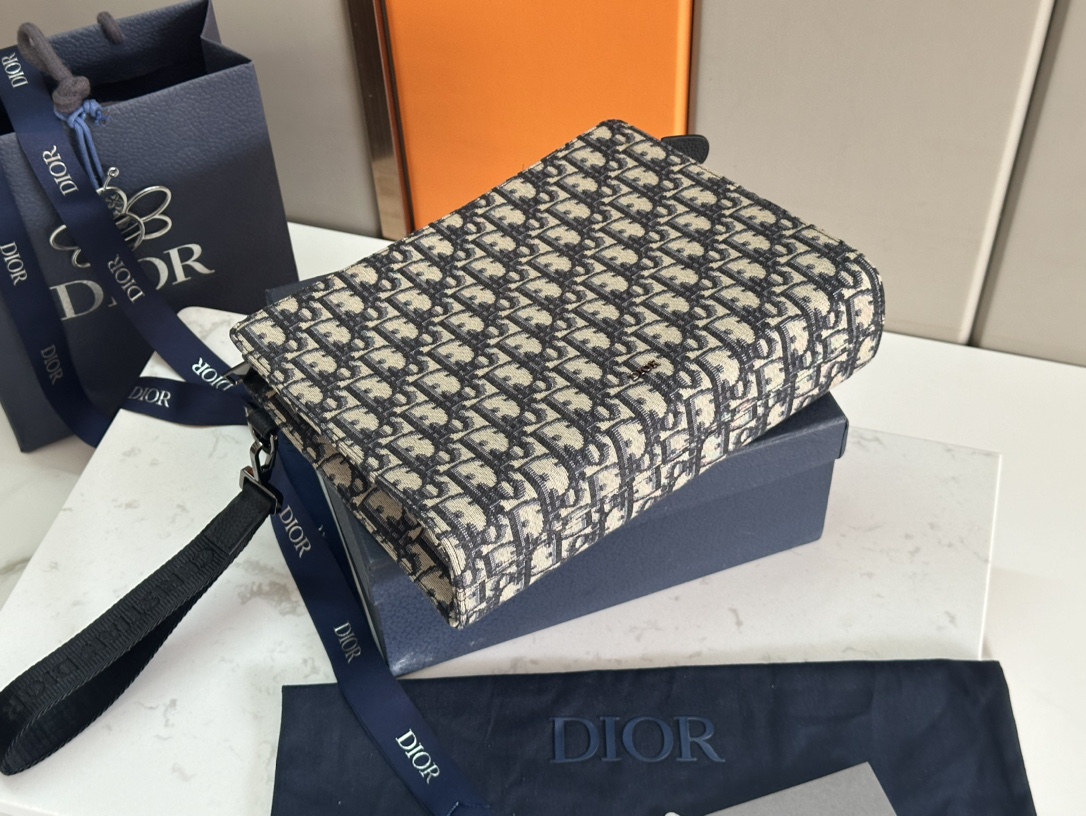    顶级 A5 手拿包黑色 Oblique 印花

编号2ESCA483YKY_H03E
尺寸：27×