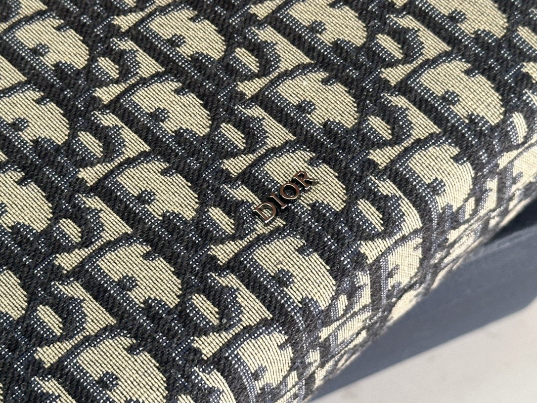    顶级 A5 手拿包黑色 Oblique 印花

编号2ESCA483YKY_H03E
尺寸：27×