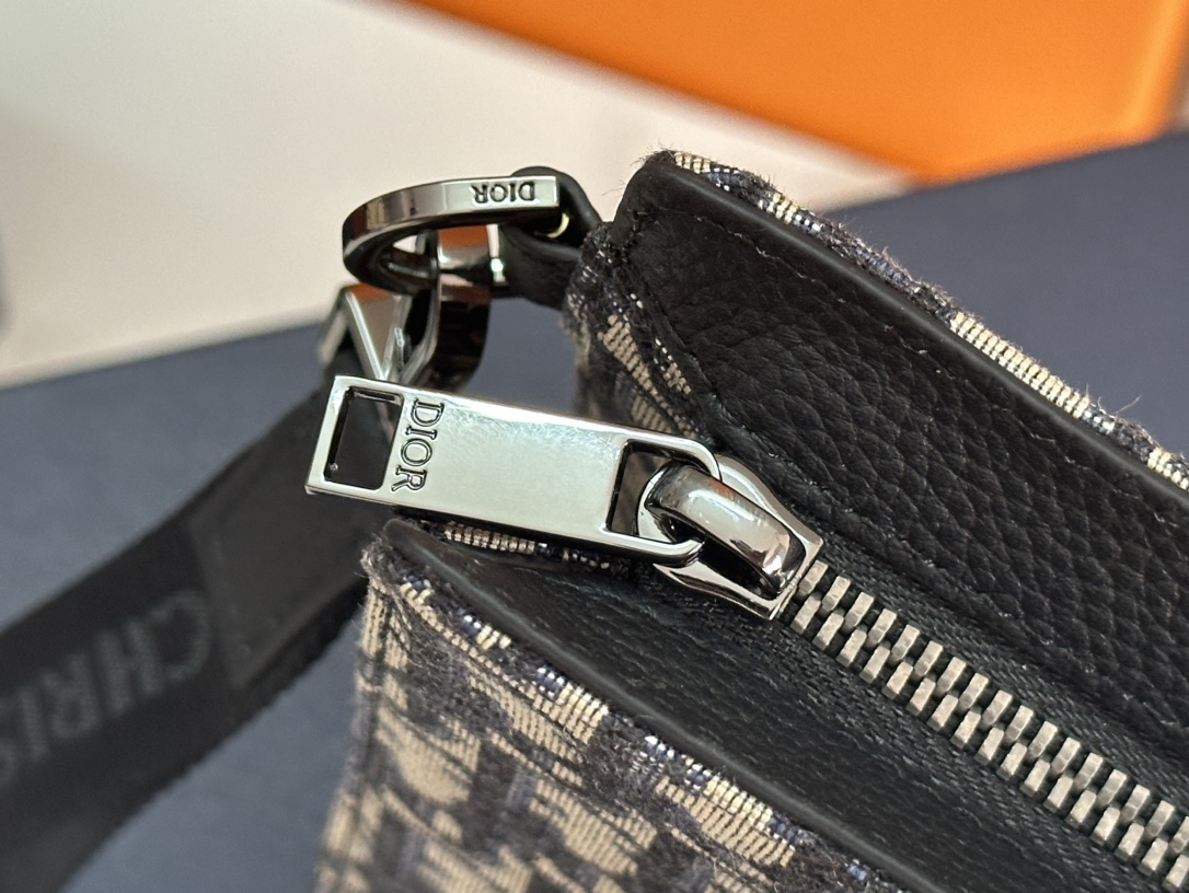    顶级 A5 手拿包黑色 Oblique 印花

编号2ESCA483YKY_H03E
尺寸：27×