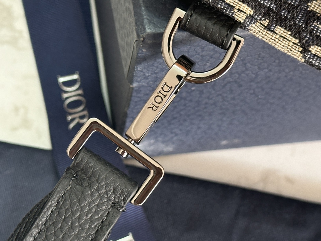    顶级 A5 手拿包黑色 Oblique 印花

编号2ESCA483YKY_H03E
尺寸：27×