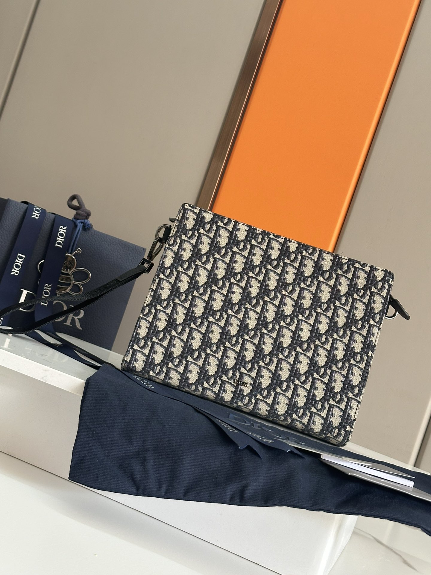 NO:213360,Top A5 clutch black Oblique print No.: 2ESCA483YKY_H03E Size 27×19.5×6 cm (Length×H×W) This clutch is the main item of Dior. It is carefully crafted from the black Oblique print jacquard fabric, drawing inspiration from the Dior archives, and the front is decorated with a Dior logo to enhance the style. It has a wide zipper compartment that can hold the phone, and there are six card slots. It is paired with a removable grained cowhide wristband, which can be carried or put into the handbag. The interior is made of smooth cowhide inner insert bag 6 grained cowhide slots Removable grained cowhide wristband with lobster buckle metal cladding brass Dior logo on the inside is decorated with Dior embossed logo containing dust bags, Dior, dior, handbag, cowhide19860909顶级 A5 手拿包黑色 Oblique 印花 编号:2ESCA483YKY_H03E 尺寸27×19.5×6厘米（长×高×宽） 这款手拿包是Dior的主打单品.采用黑色Oblique 印花提花面料精心制作,从Dior档案汲取灵感,正面饰以Dior 标志提升格调.设有一个可收纳手机的宽大拉链隔层,还有六个卡槽.搭配可拆卸的粒面牛皮革腕带,可手提或放入手袋中. 内部采用光滑牛皮革内部插袋 6个粒面牛皮革卡槽 可拆卸粒面牛皮革腕带搭配龙虾扣正面金属覆层黄铜Dior标志内侧饰以 Dior压花标志内含防尘袋,迪奥,dior,dior,handbag,cowhide,Bag