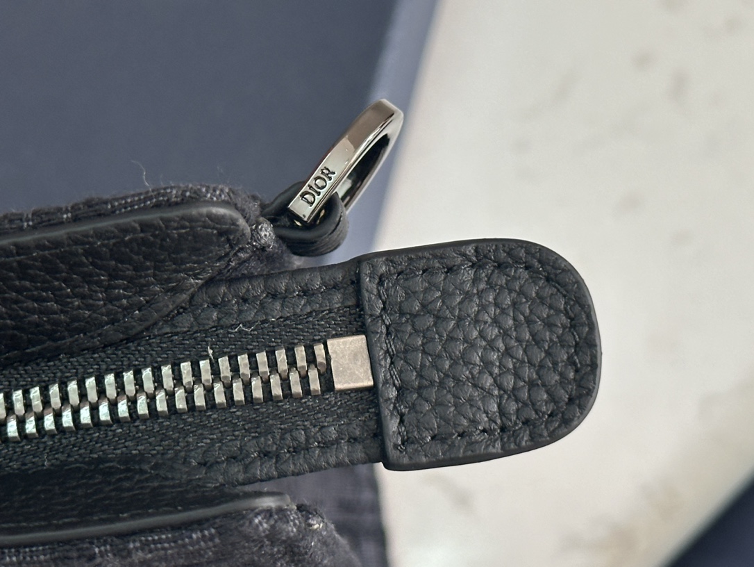     顶级 A5 手拿包黑色 Oblique 印花

编号2ESCA483YKY_H03E
尺寸：27