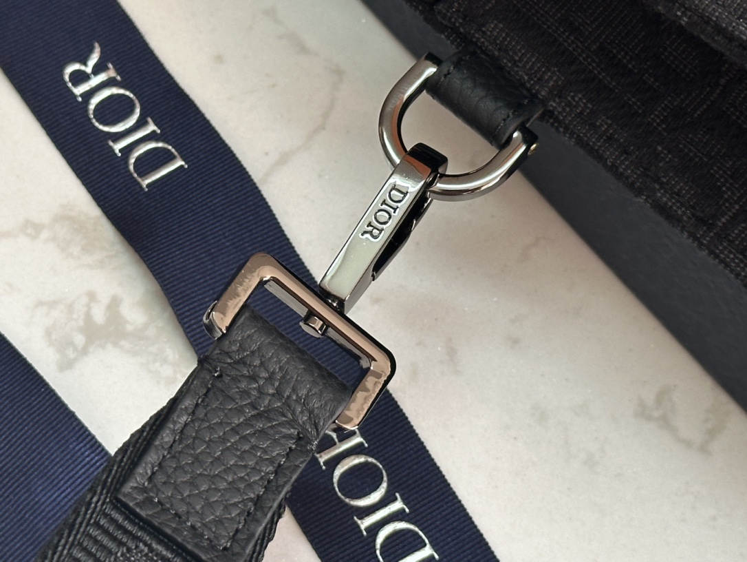     顶级 A5 手拿包黑色 Oblique 印花

编号2ESCA483YKY_H03E
尺寸：27