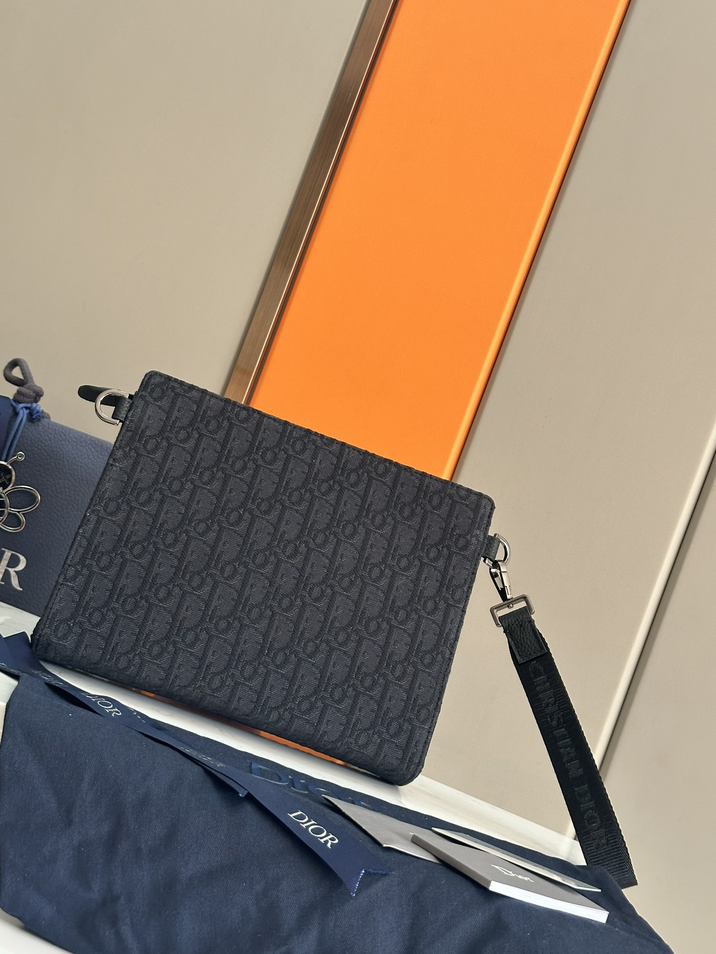     顶级 A5 手拿包黑色 Oblique 印花

编号2ESCA483YKY_H03E
尺寸：27