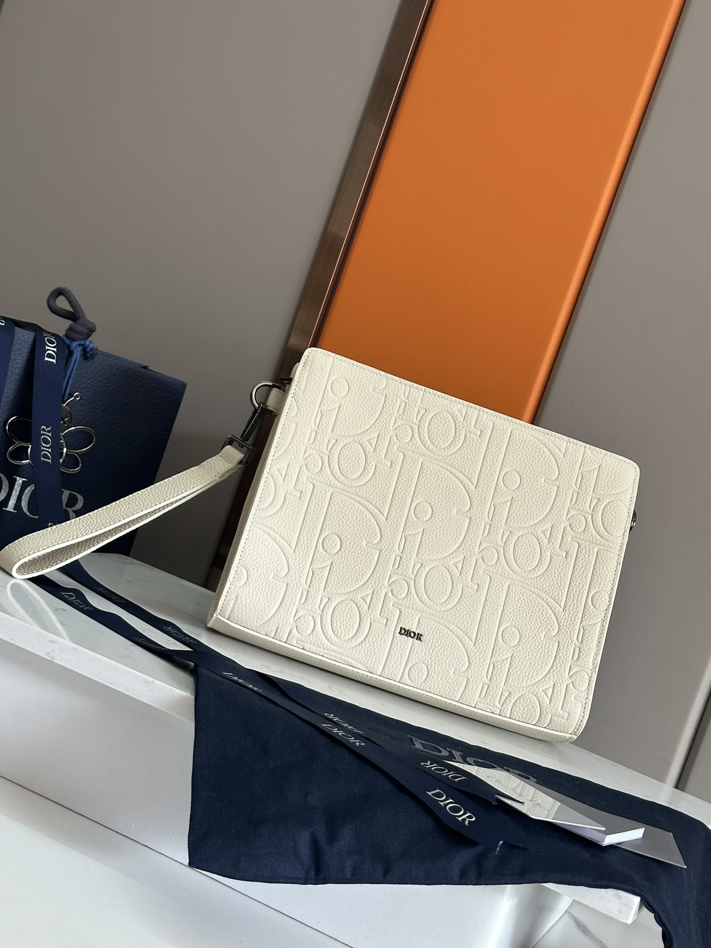 NO:213364,Top A5 clutch black Oblique print No.: 2ESCA483YKY_H03E Size 27×19.5×6 cm (Length×H×W) This clutch is the main item of Dior. It is carefully crafted from the black Oblique print jacquard fabric, drawing inspiration from the Dior archives, and the front is decorated with a Dior logo to enhance the style. It has a wide zipper compartment that can hold the phone, and there are six card slots. It is paired with a removable grained cowhide wristband, which can be carried or put into the handbag. The interior is made of smooth cowhide inner insert bag 6 grained cowhide slots Removable grained cowhide wristband with lobster buckle metal cladding brass Dior logo on the inside is decorated with Dior embossed logo containing dust bags, Dior, dior, handbag, cowhide19860909顶级 A5 手拿包黑色 Oblique 印花 编号:2ESCA483YKY_H03E 尺寸27×19.5×6厘米（长×高×宽） 这款手拿包是Dior的主打单品.采用黑色Oblique 印花提花面料精心制作,从Dior档案汲取灵感,正面饰以Dior 标志提升格调.设有一个可收纳手机的宽大拉链隔层,还有六个卡槽.搭配可拆卸的粒面牛皮革腕带,可手提或放入手袋中. 内部采用光滑牛皮革内部插袋 6个粒面牛皮革卡槽 可拆卸粒面牛皮革腕带搭配龙虾扣正面金属覆层黄铜Dior标志内侧饰以 Dior压花标志内含防尘袋,迪奥,dior,dior,handbag,cowhide,Bag